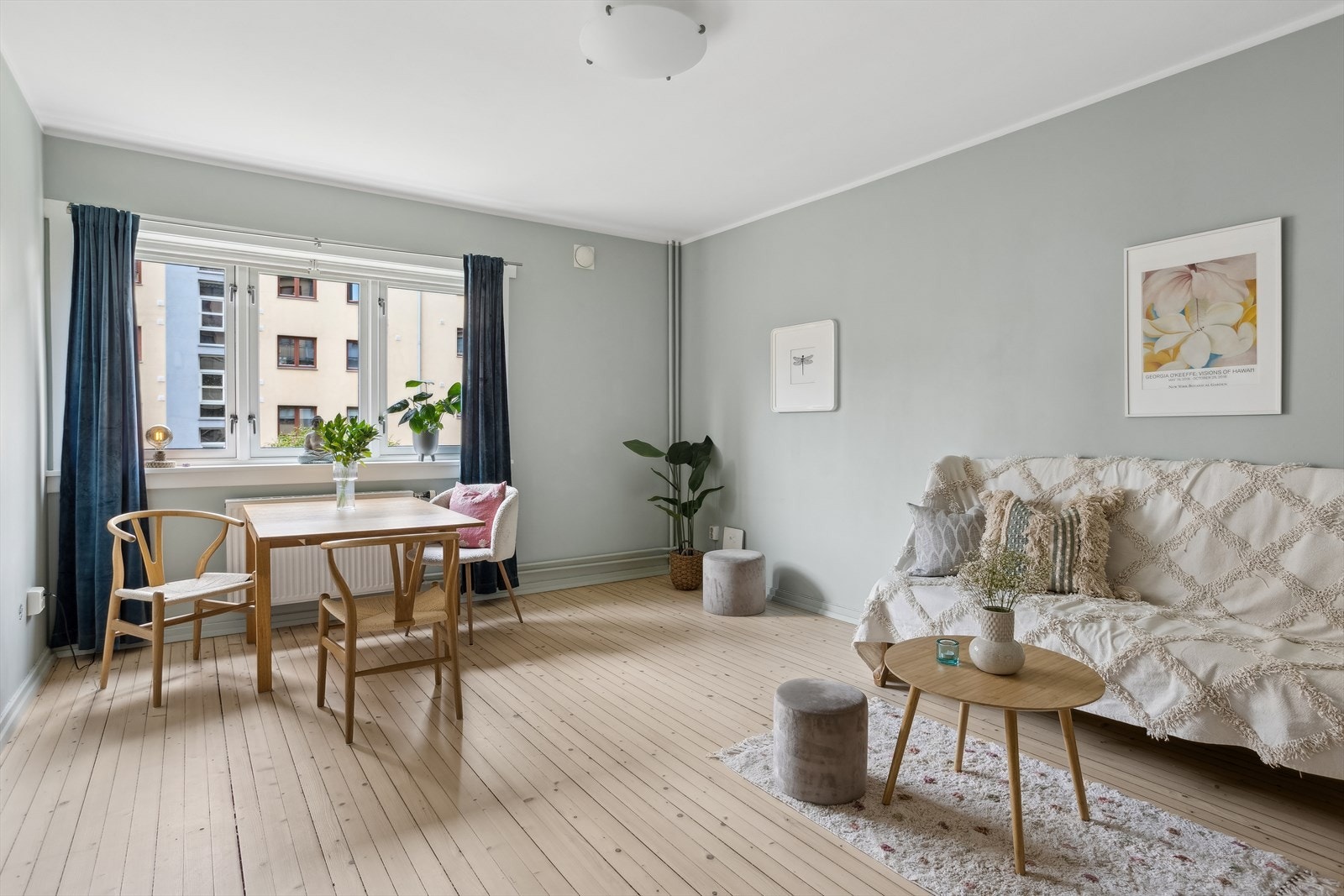 Lys og romslig stue. Galleribilde