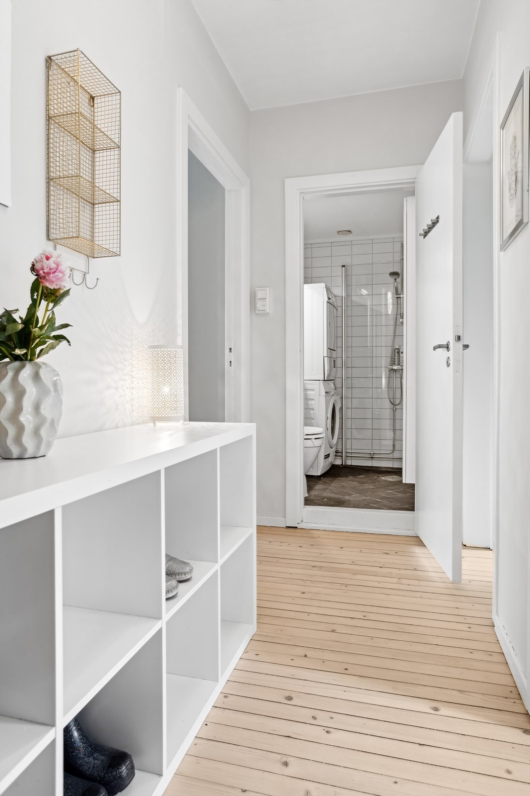 Lys entré med god plass til hylle, kommode, konsollbord e.l. Galleribilde