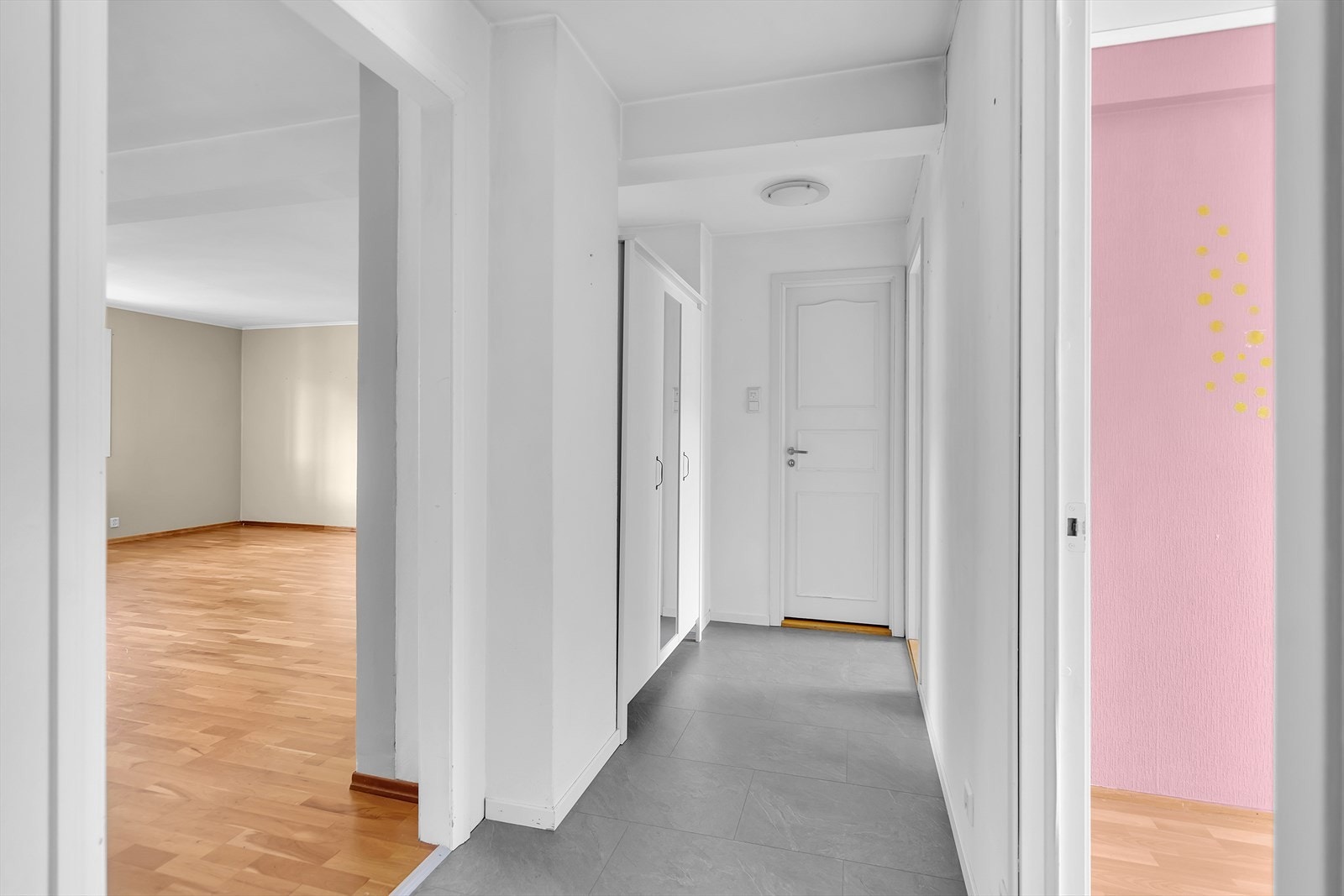 Innbydende entré med plass til oppheng av yttertøy og sko samt oppbevaring i medfølgende garderobeskap. Galleribilde