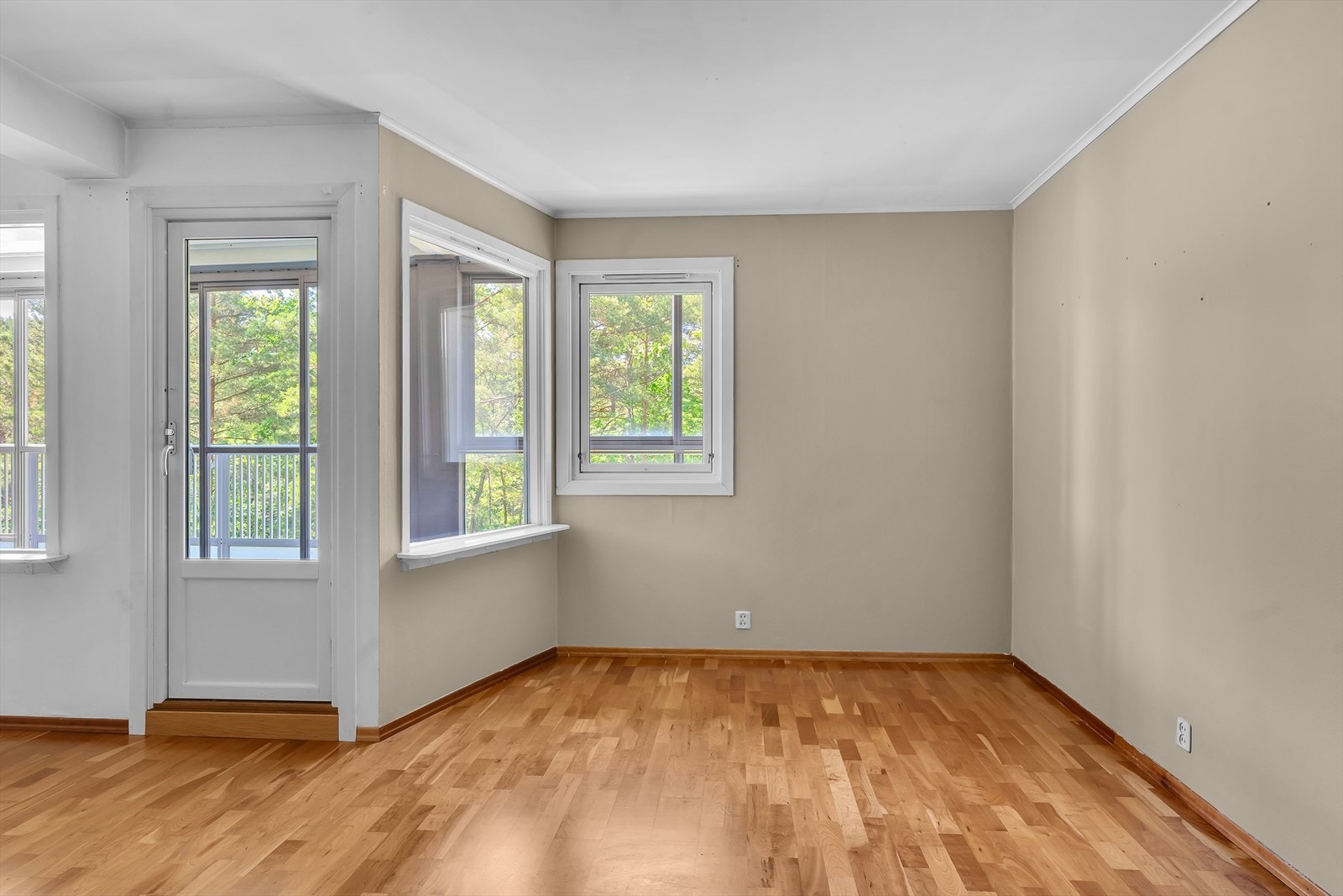 Utgang til balkongen fra stuen. Galleribilde