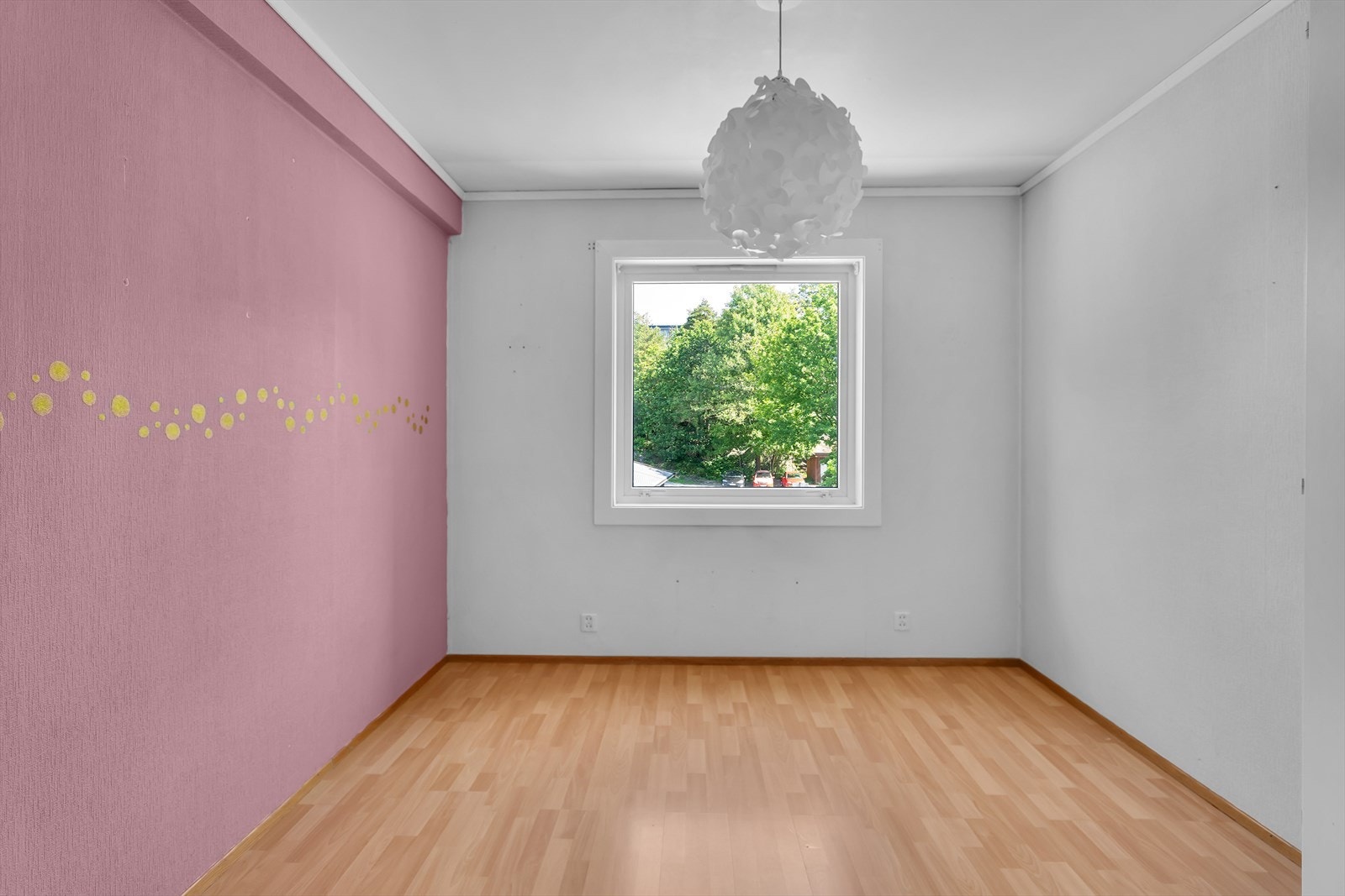 Soverom nr 2 med plass til seng og garderobeløsning. Galleribilde