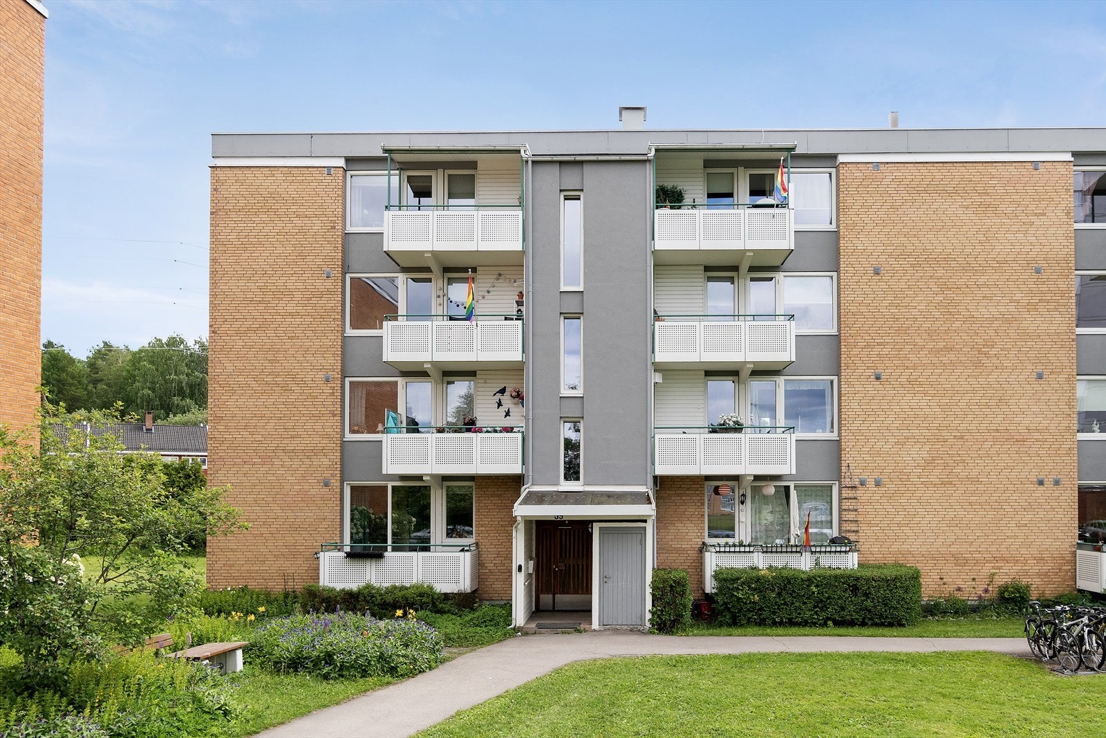 Leiligheten ligger fint til i byggets 2.etasje Galleribilde
