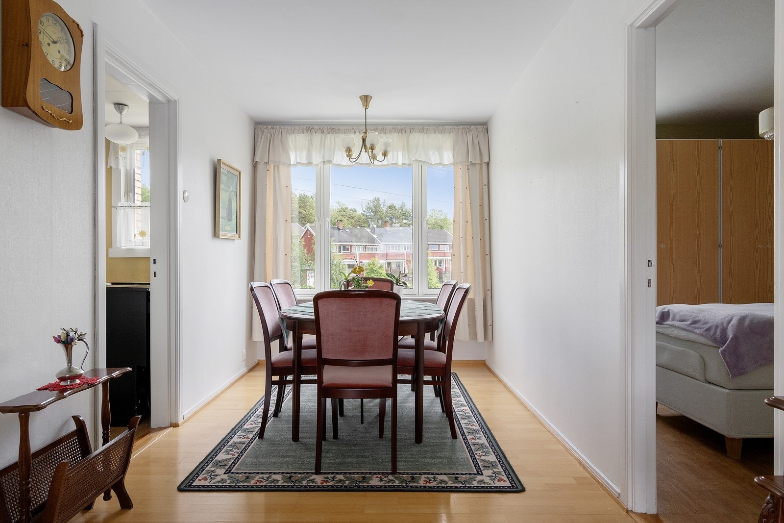 Koselig plass for spisestue med store vindusflater som slipper inn rikelig med dagslys Galleribilde
