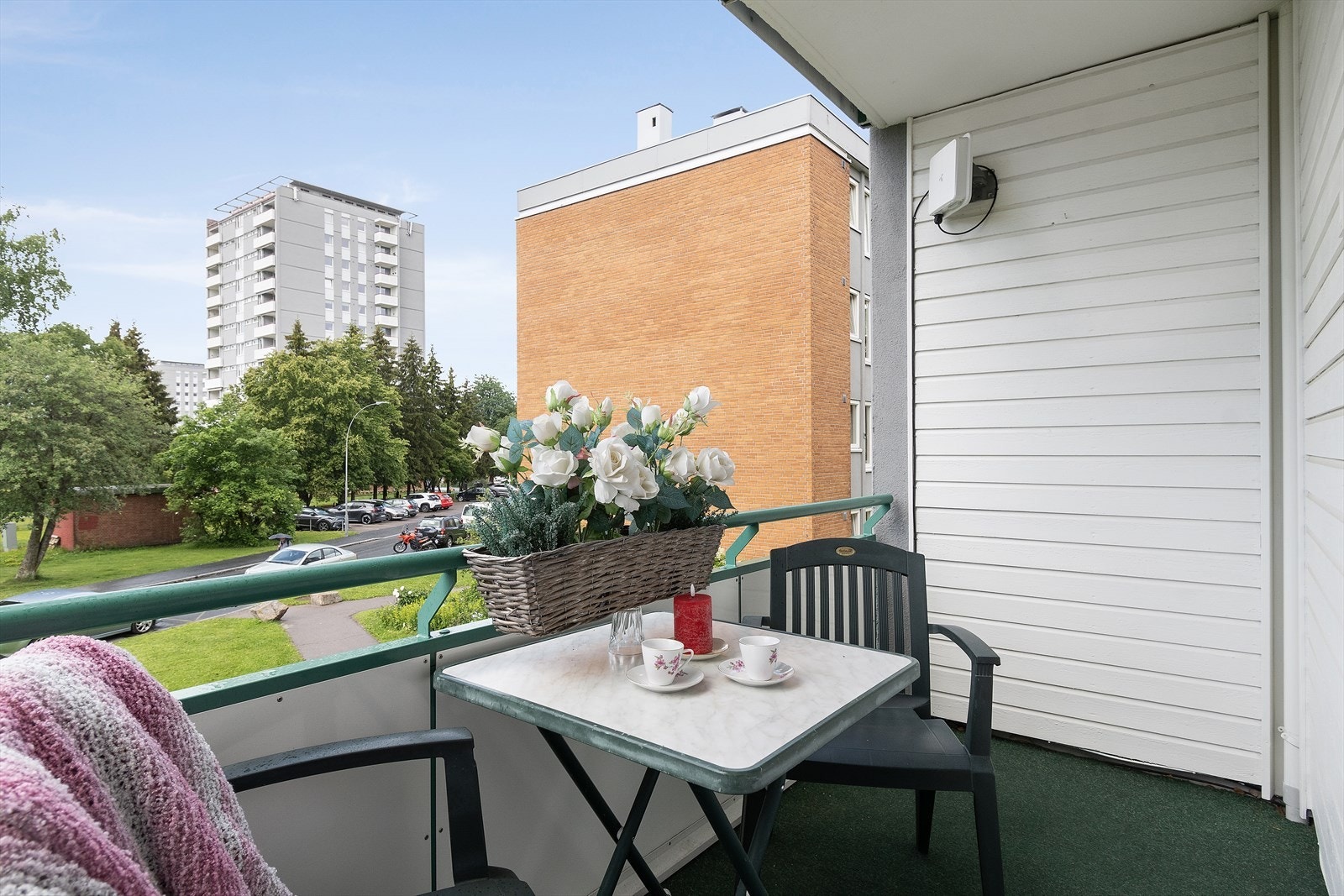 Fra stuen er det utgang til en hyggelig balkong på ca. 4 kvm - Her er det plass til utemøblement og grill Galleribilde