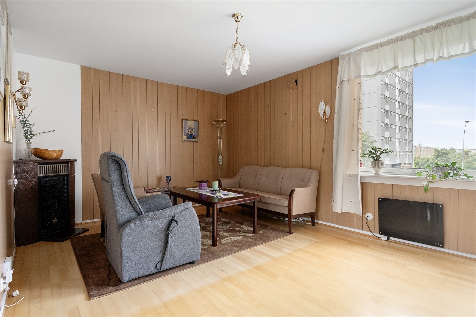 Stuen har store vindusflater og god plass til sofagruppe, tv-møblement og sofabord Galleribilde