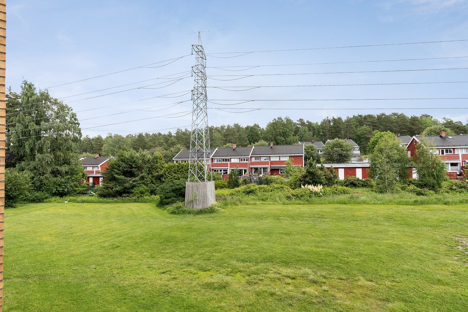 Det er store flotte grøntområder i borettslaget med sittegrupper og lekeplasser Galleribilde