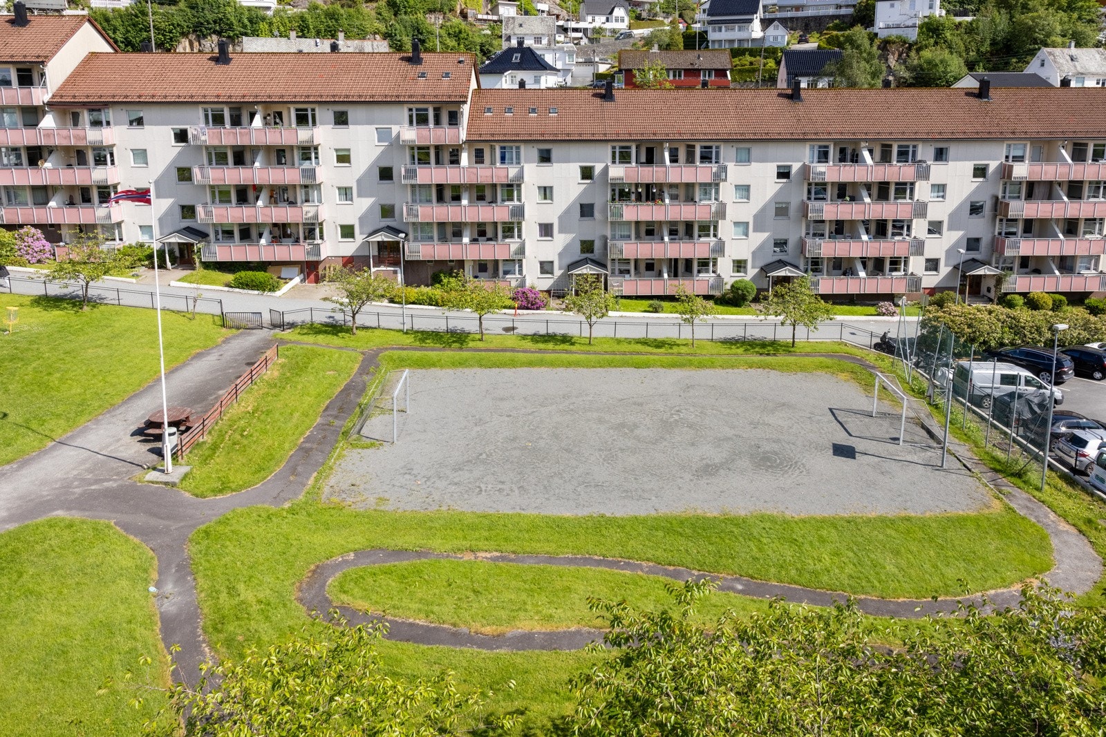 Tomten til borettslaget er opparbeidet med grus,verse beplantninger, plenarealer, diverse støttemurer, lekeplass, fotballbane og biloppstillingsplasser. Galleribilde