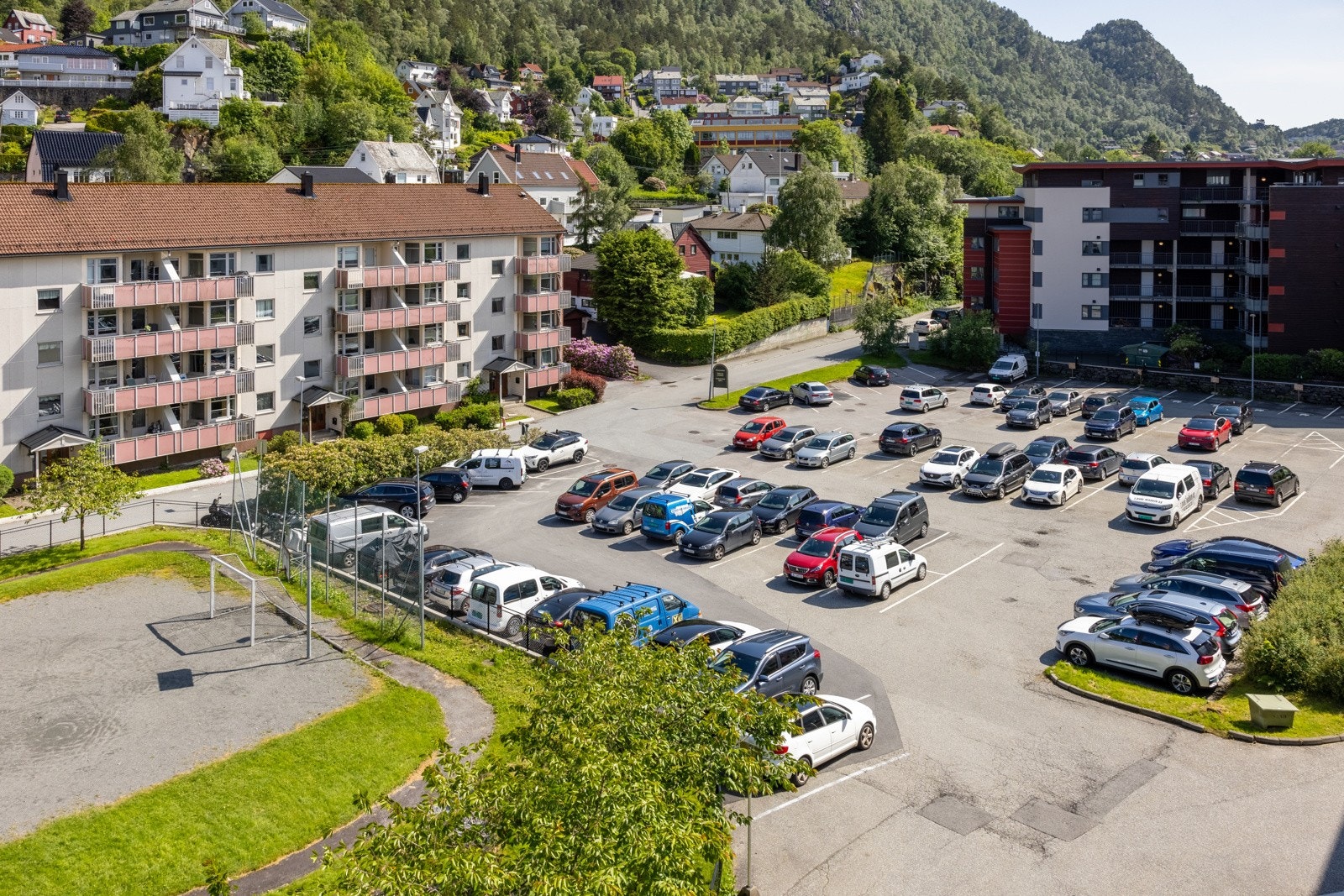 Parkering på felles parkeringsplass. Det er ikke faste plasser. Det følger også oblater med leiligheten ved salg. Galleribilde