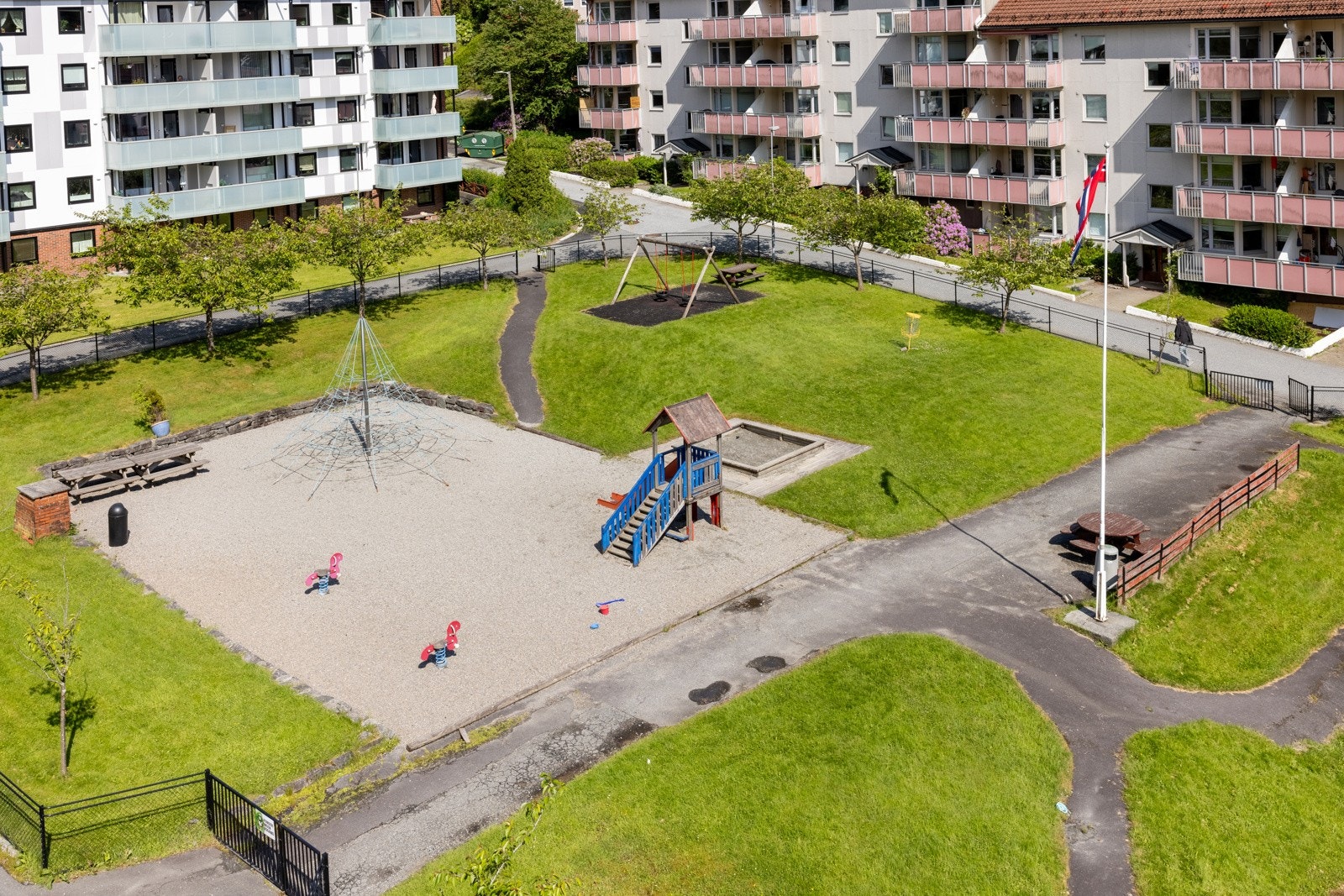 Det er gjesteparkering på felles tomt. Galleribilde