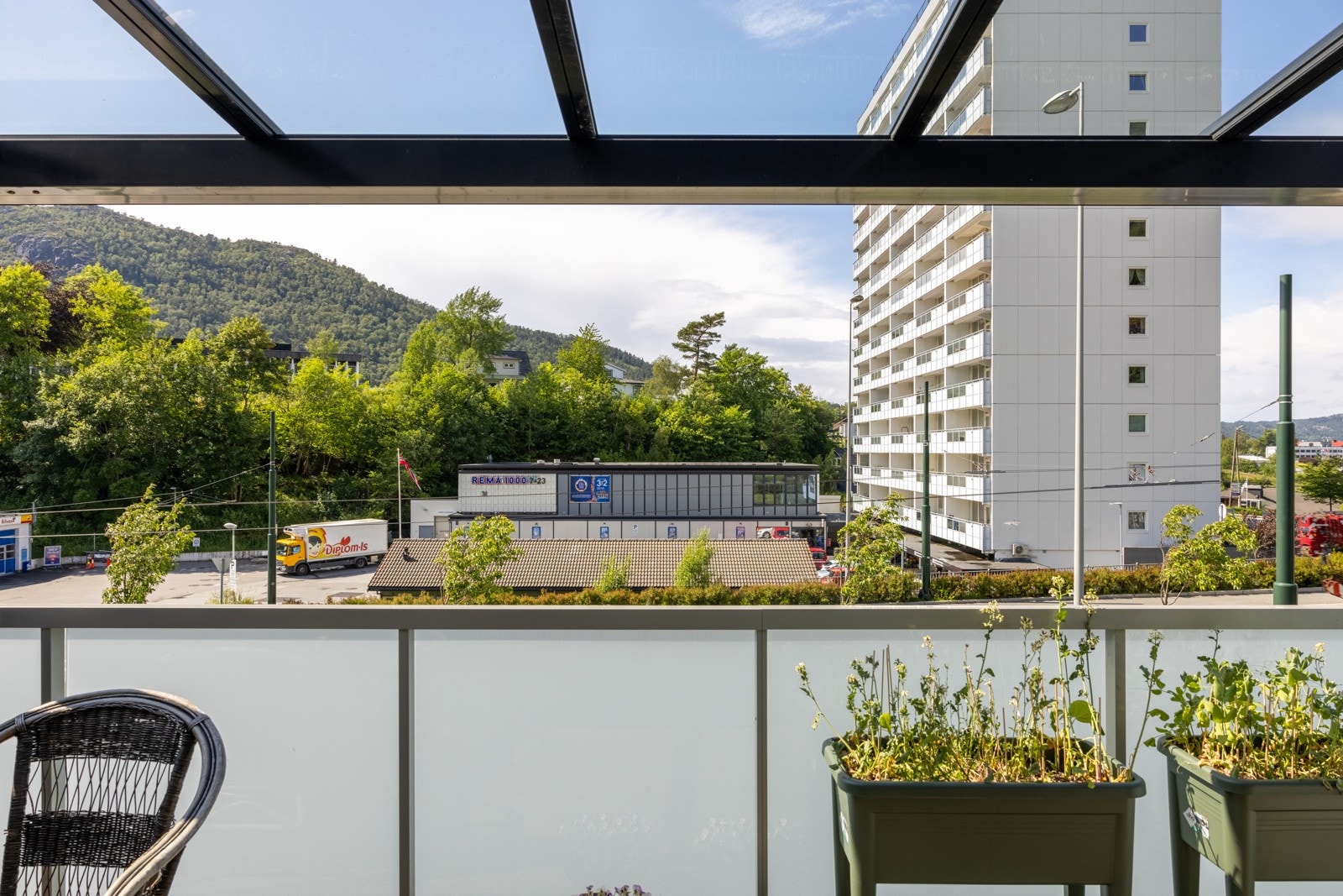 Balkongen ligger vestvendt, så her kan man nyte gode solforhold. Galleribilde