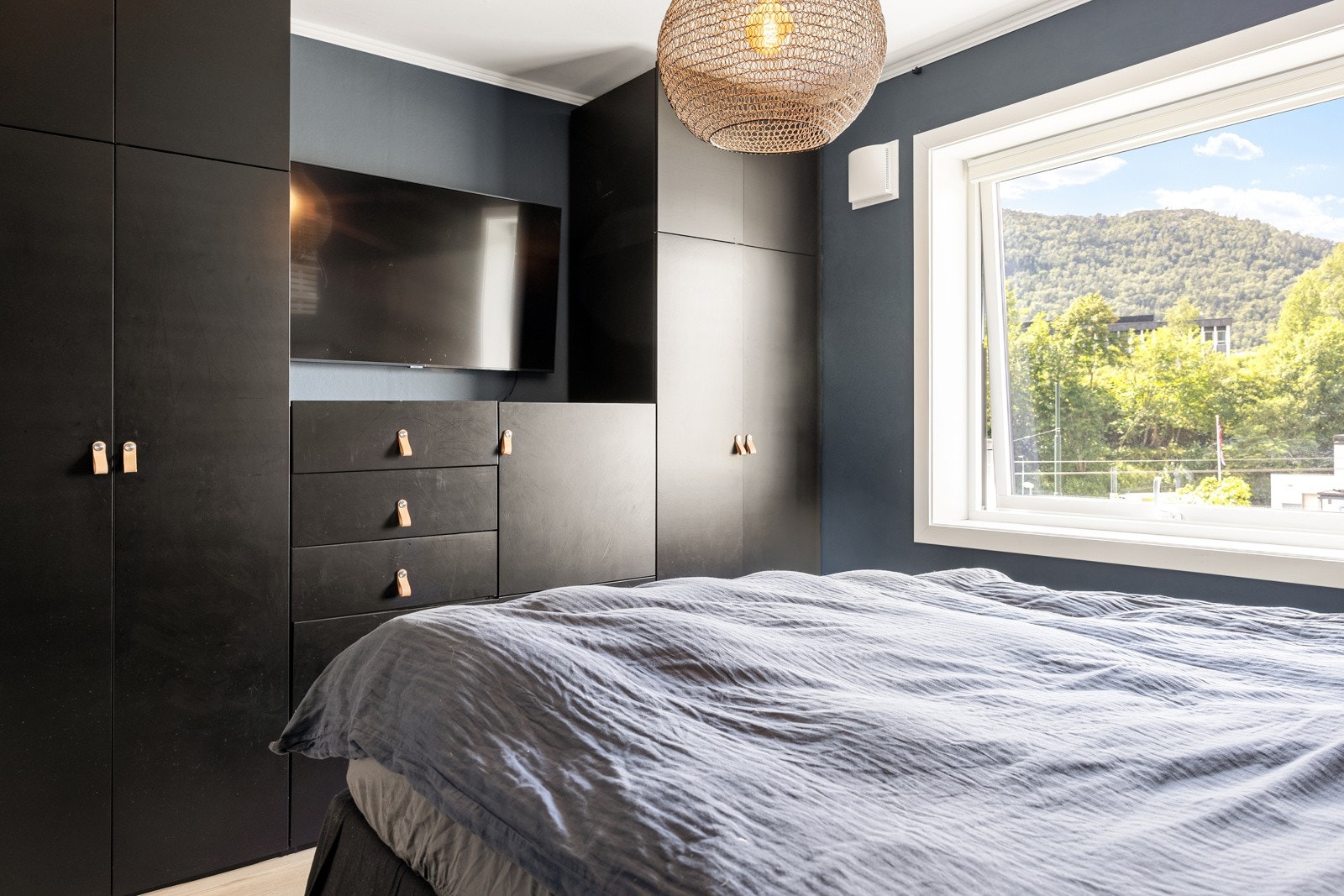 Her er det god plass til dobbelt seng, nattbord og garderobe. Galleribilde