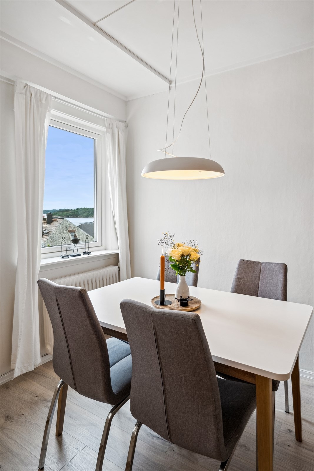Spisestue med flott sjøutsikt. Galleribilde