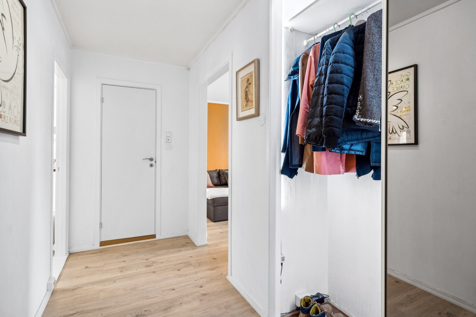 Gode lagringsmuligheter i skyvedørsgarderobe med speil. Galleribilde