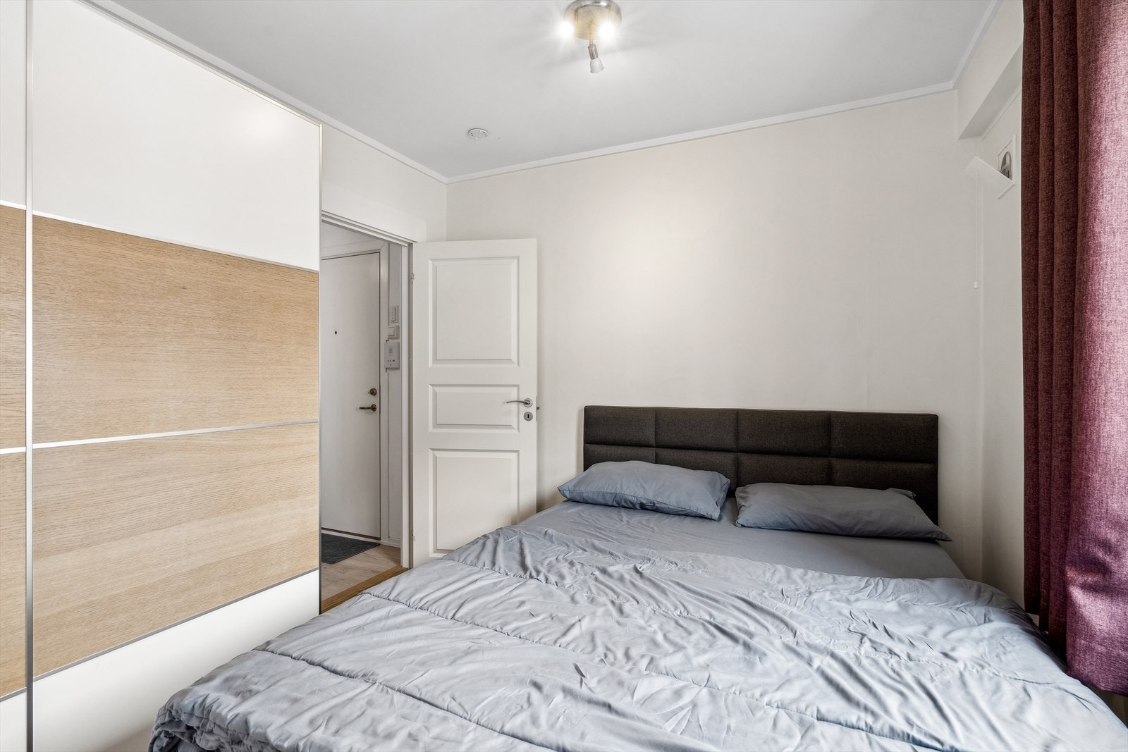 Soverom med skyvedørsgarderobe. Galleribilde