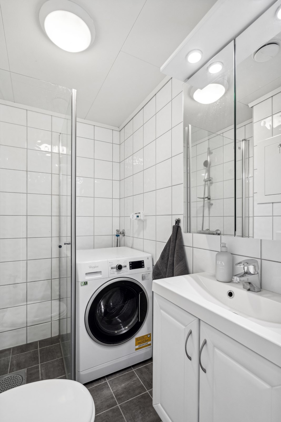 Pent flislagt bad med varmekabler (pusset opp i regi av borettslaget). Galleribilde