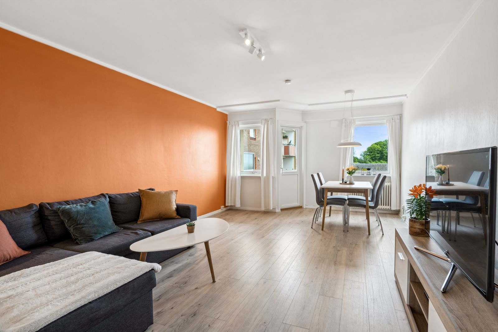 Leiligheten har en romslig stue og har god plass til både spisestue og sofa. Galleribilde