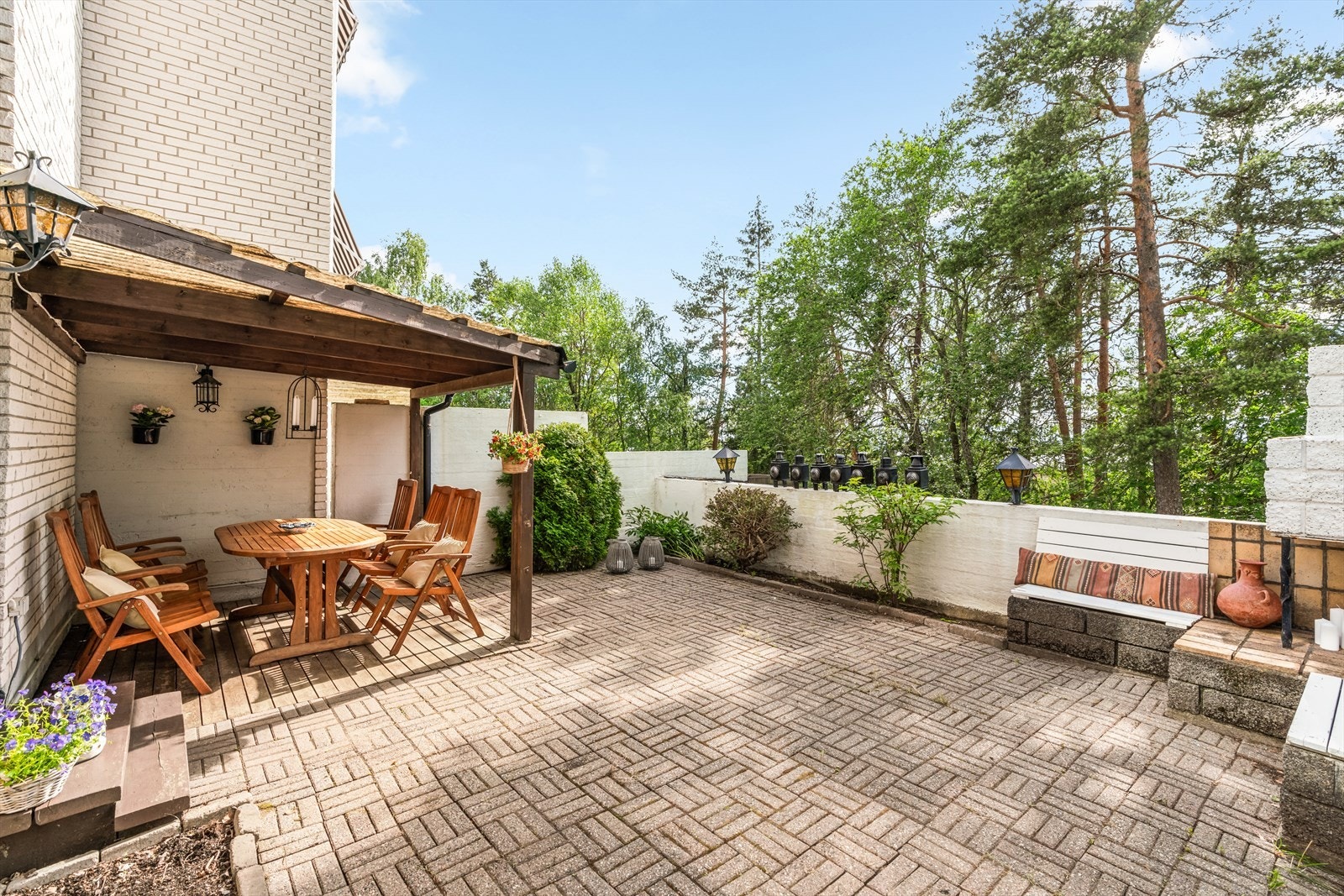 Uteplassen inviterer til sosiale sammenkomster med venner og familie. Galleribilde