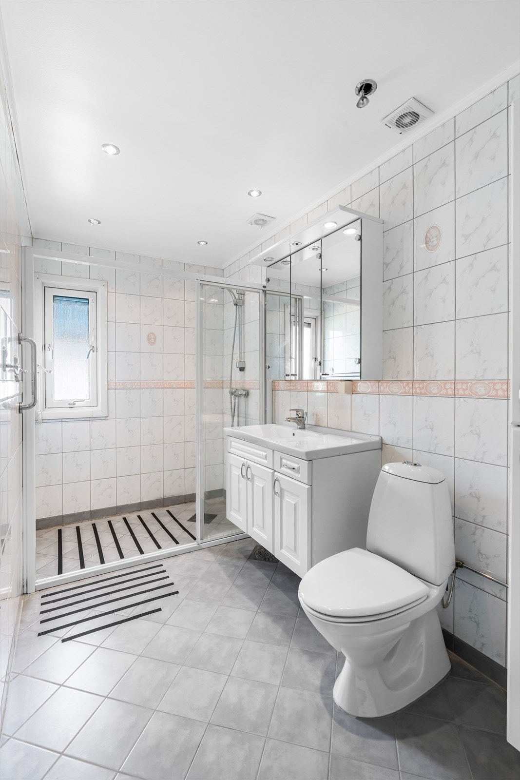 Her er det flislagte overflater med behagelige varmekabler i gulvet. Galleribilde