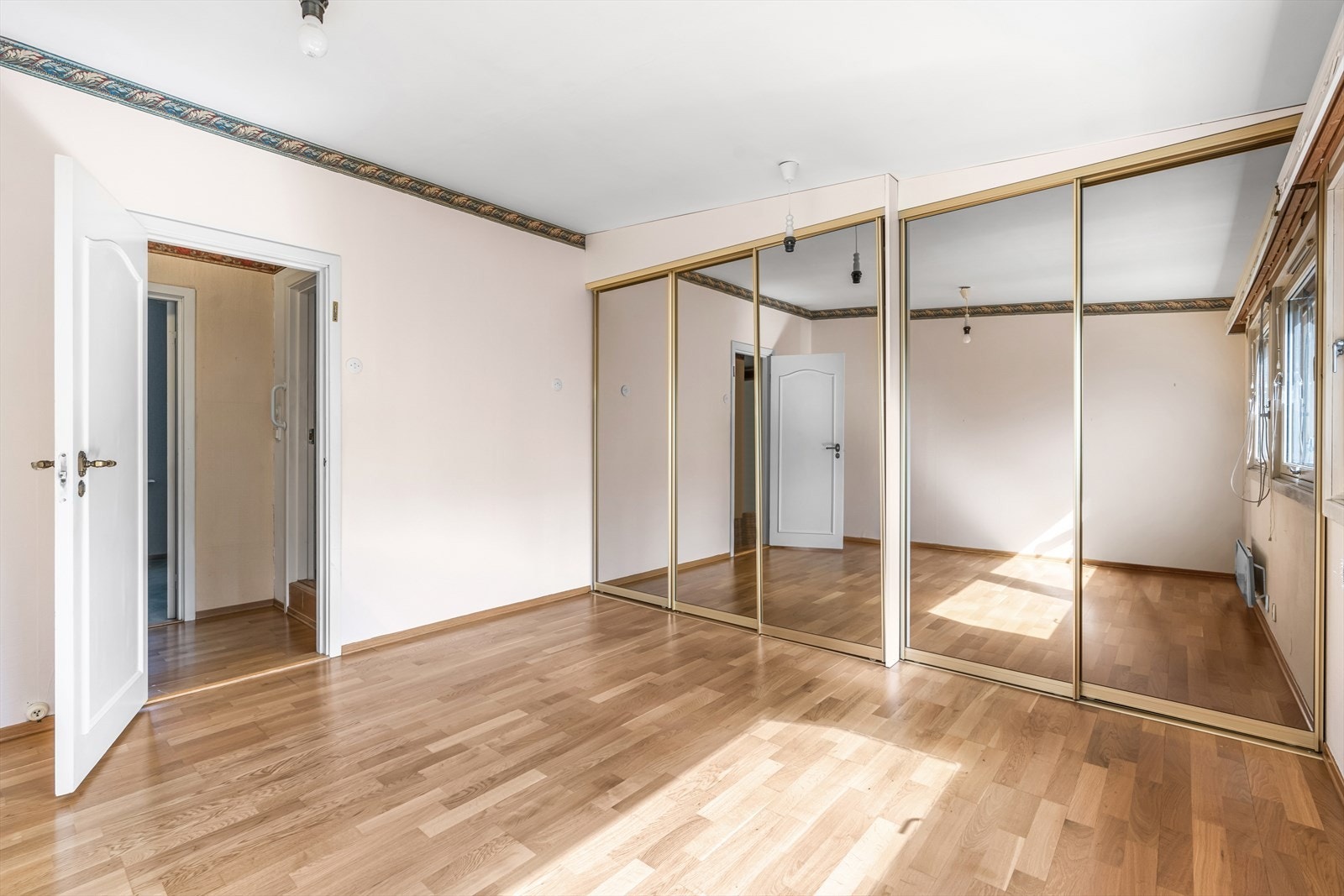 Boligen har i dag tre gode soverom, alle beliggende i andre etasje. Galleribilde