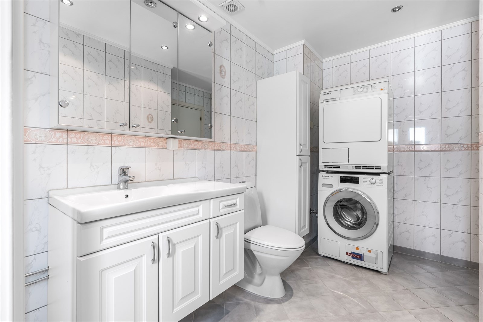 Badet ligger i boligens andre etasje og er antatt oppgradert på tidlig 2000-tallet. Galleribilde