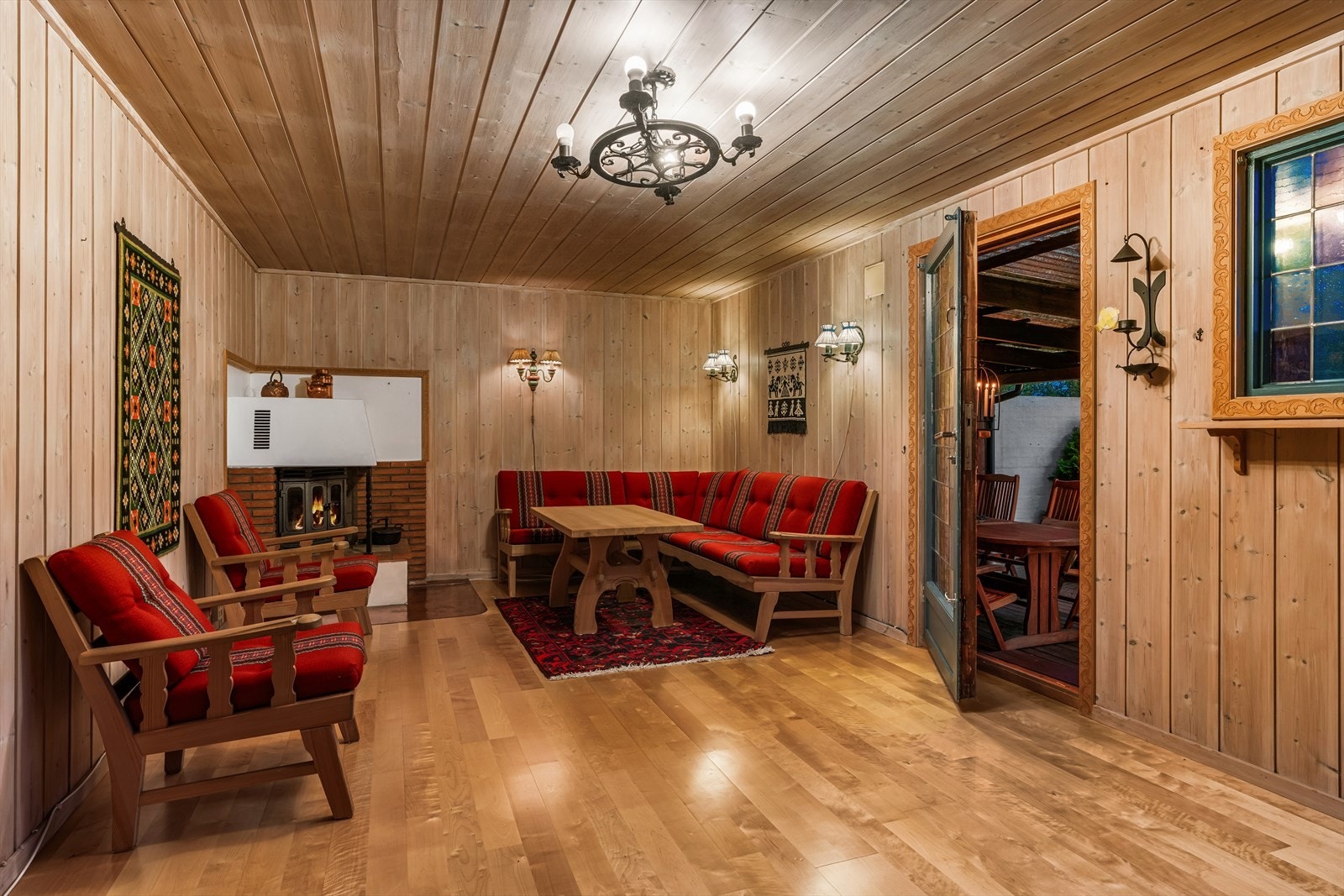 Peisen i rommet varmer godt på kalde dager. Galleribilde