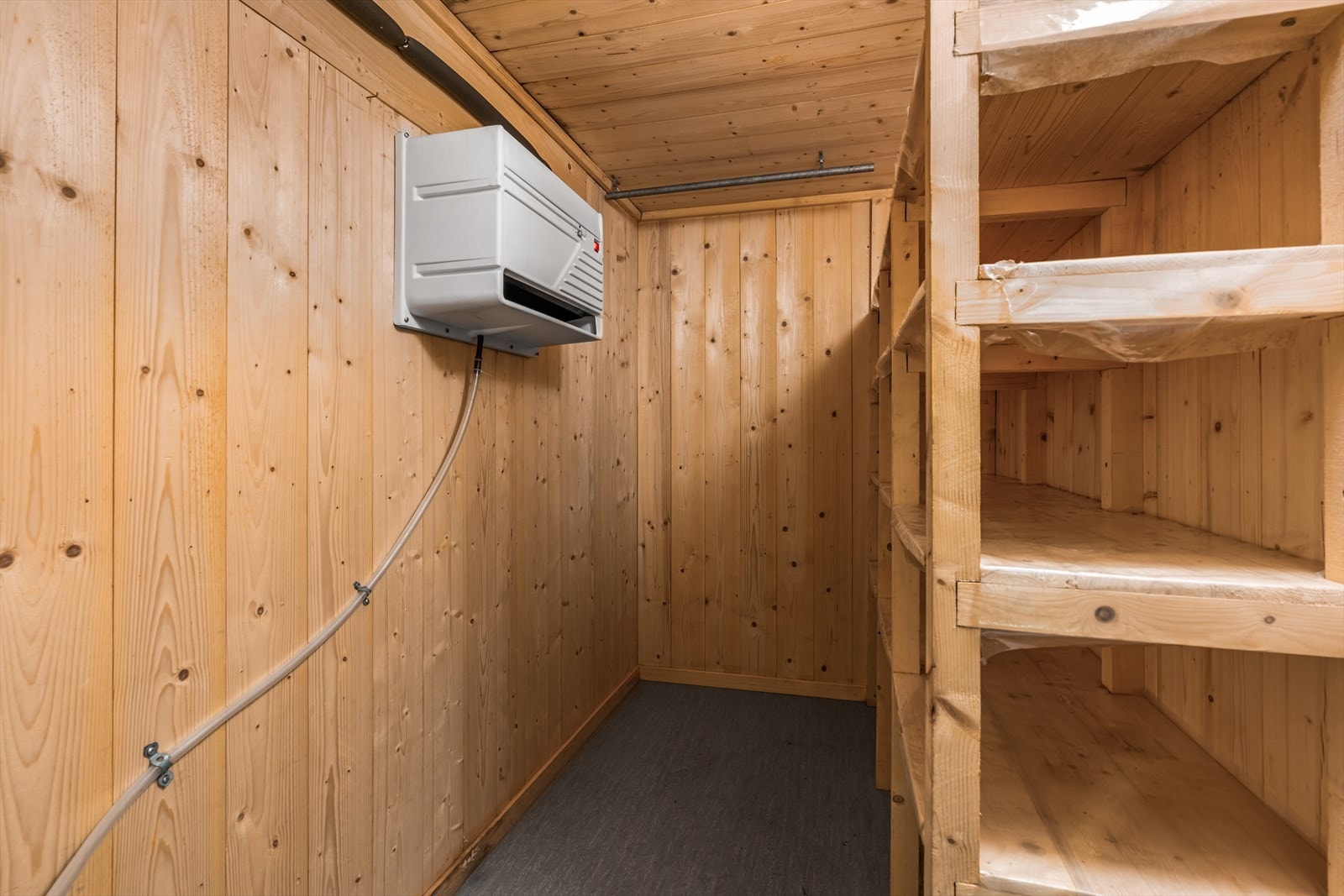 Oppbevaring i underetasjen. Galleribilde