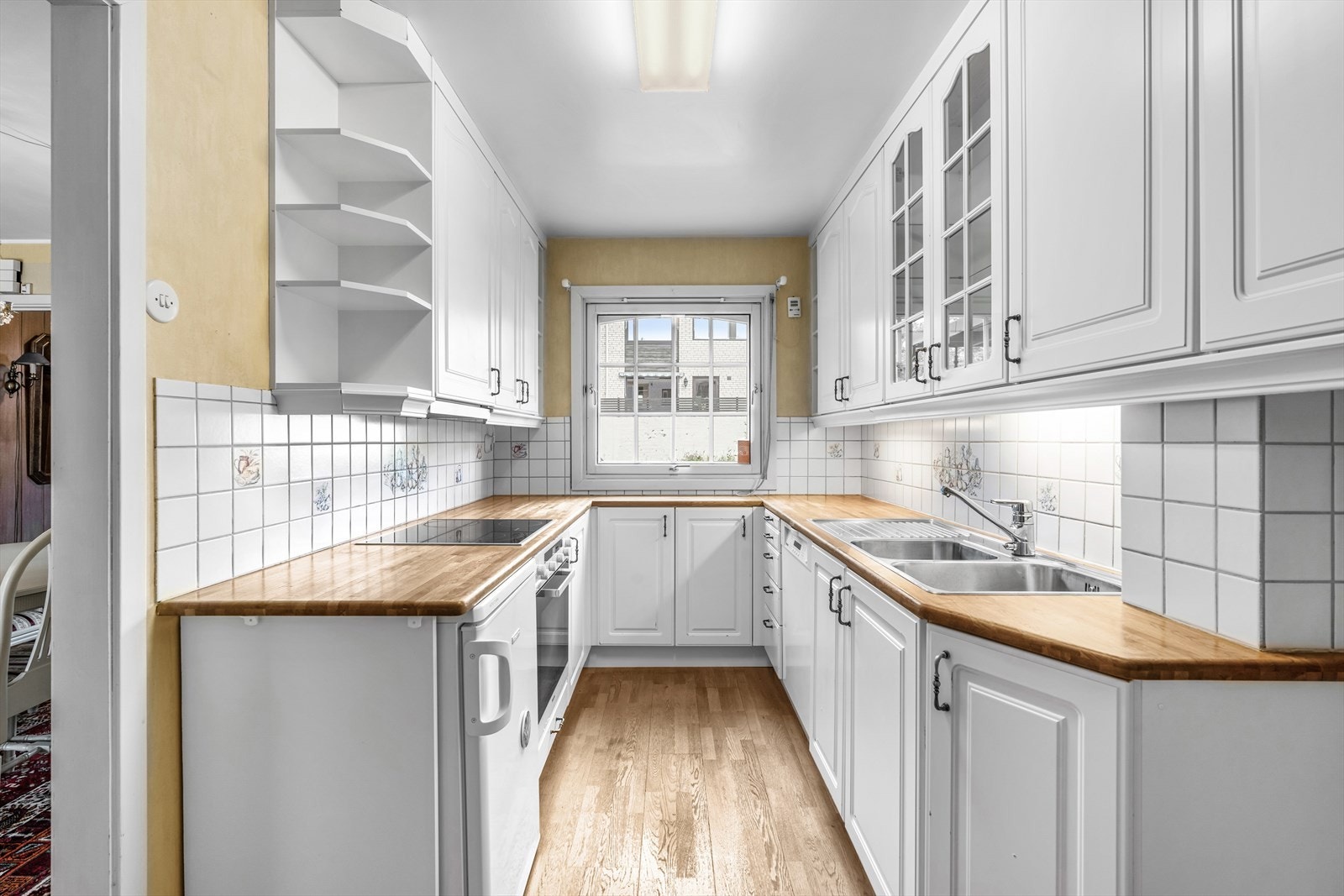 Her er det rikelig med oppbevaringsplass i skuffer og skap. Galleribilde