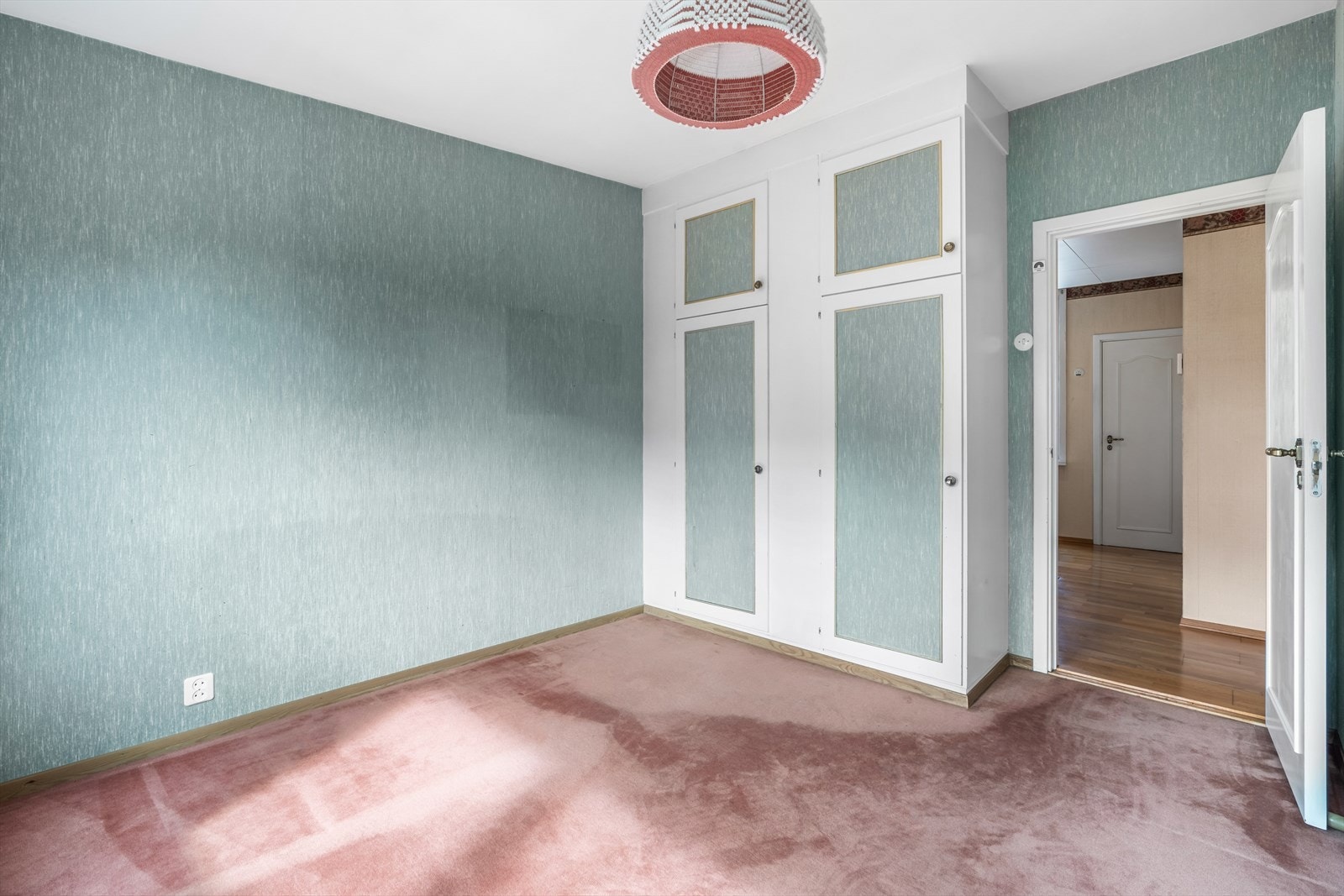 Dette er en bolig med stort potensiale, og med kreativitet og dedikasjon er dette en flott mulighet for å lage ditt drømmehjem! Galleribilde