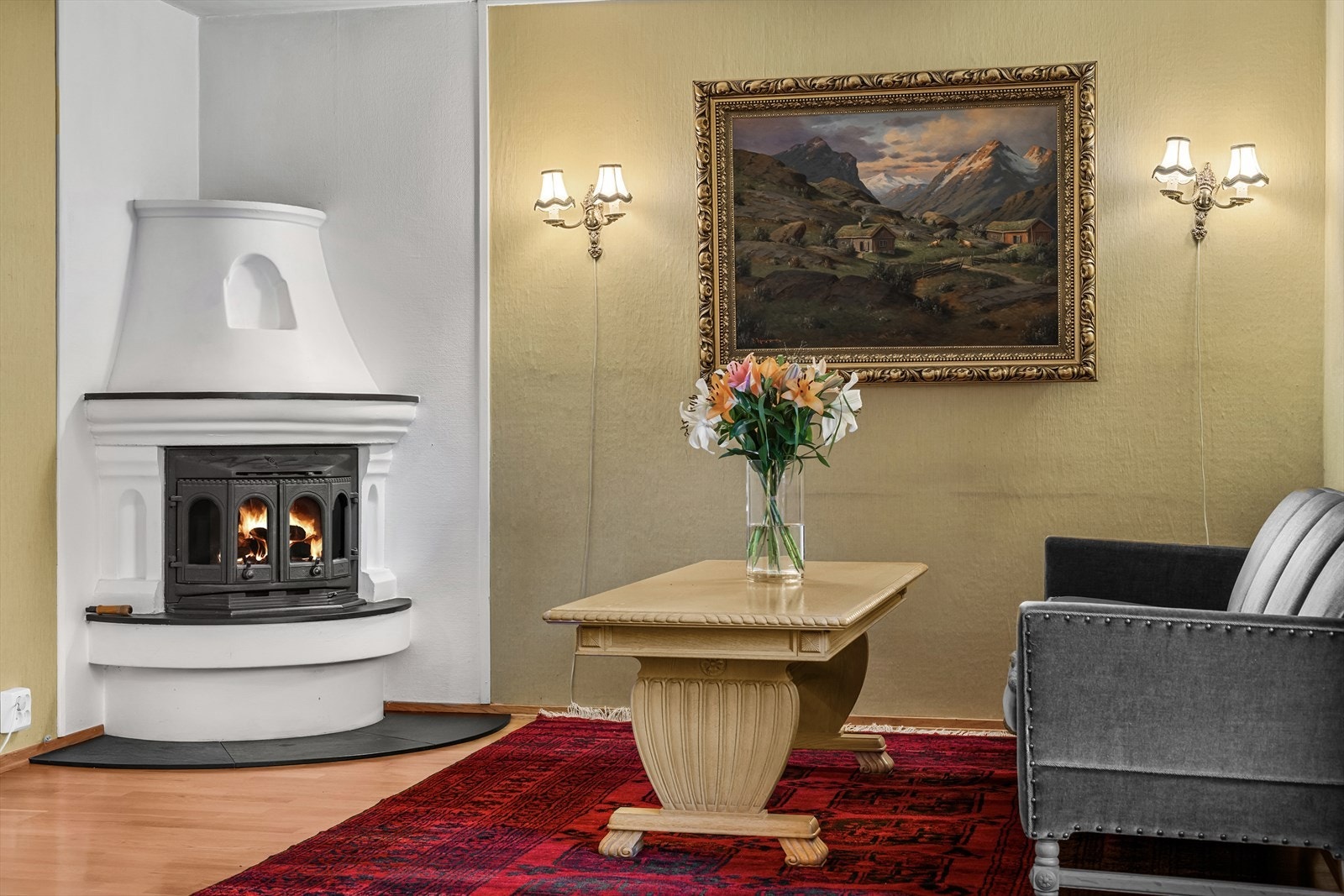 Vedovnen i rommet bidrar til en lun og koselig stemning. Galleribilde