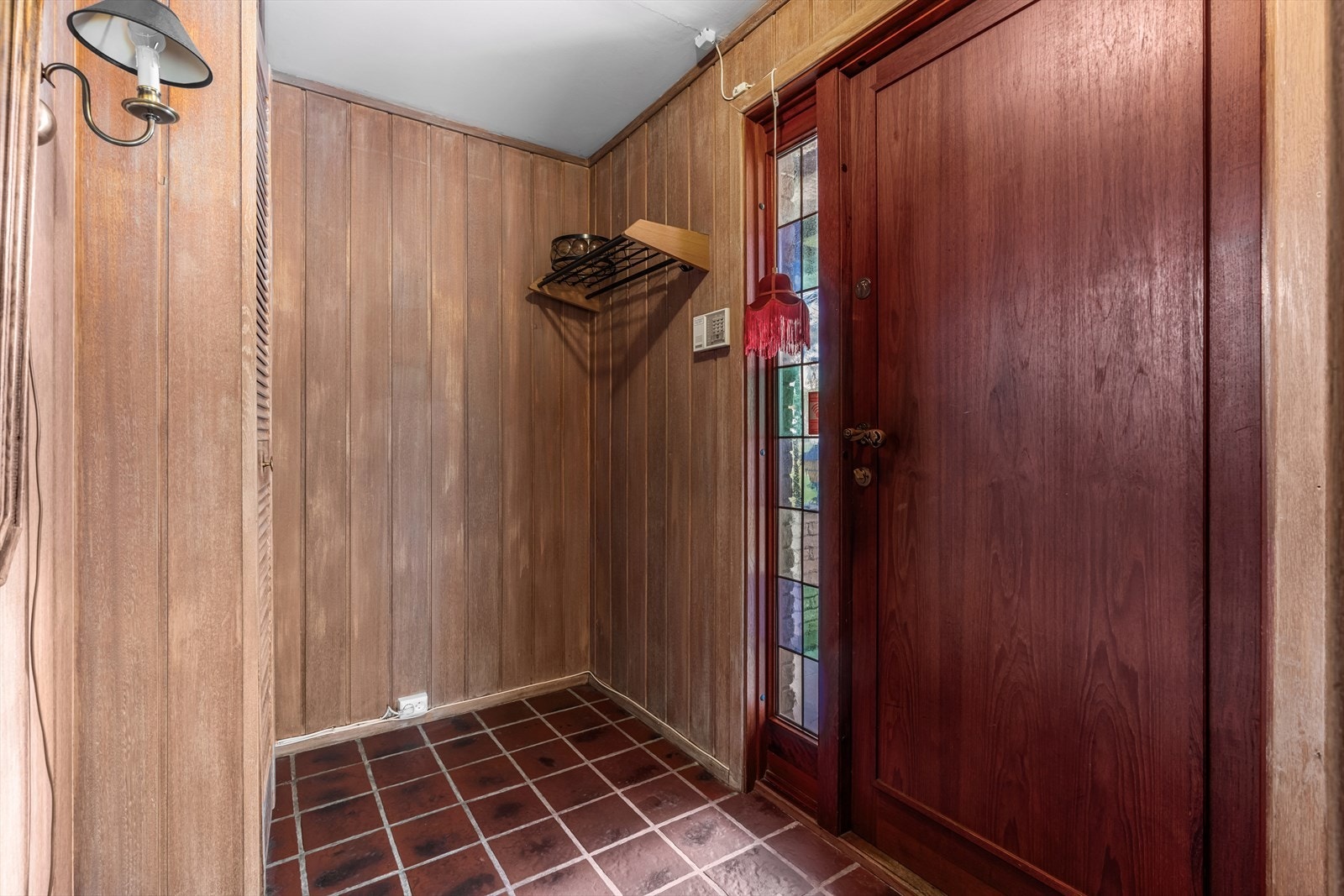 Videre ønskes du velkommen hjem til en gang med plass til å henge fra deg yttertøy og sette fra deg sko. Galleribilde