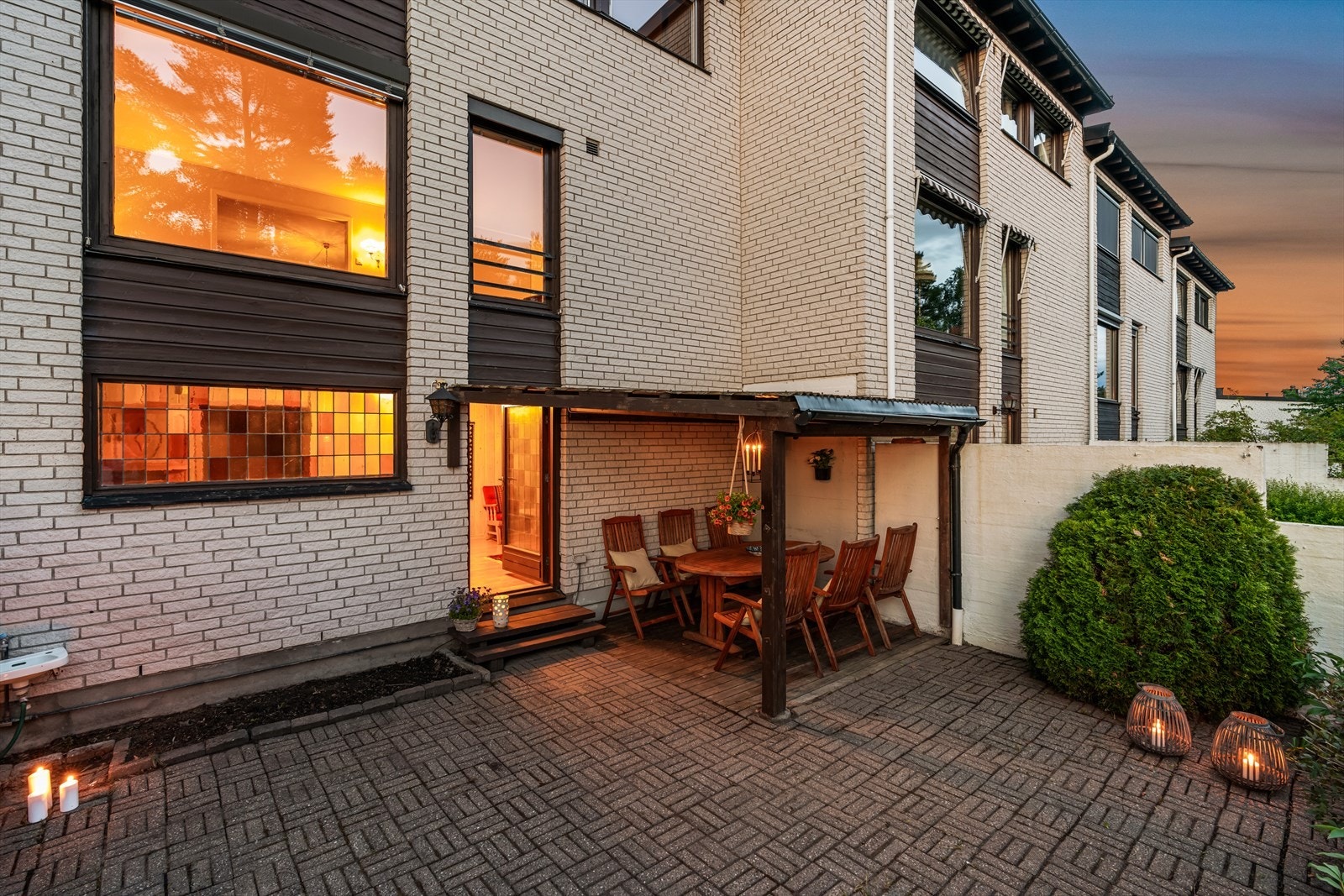 Deler av uteplassen er overbygget. Galleribilde