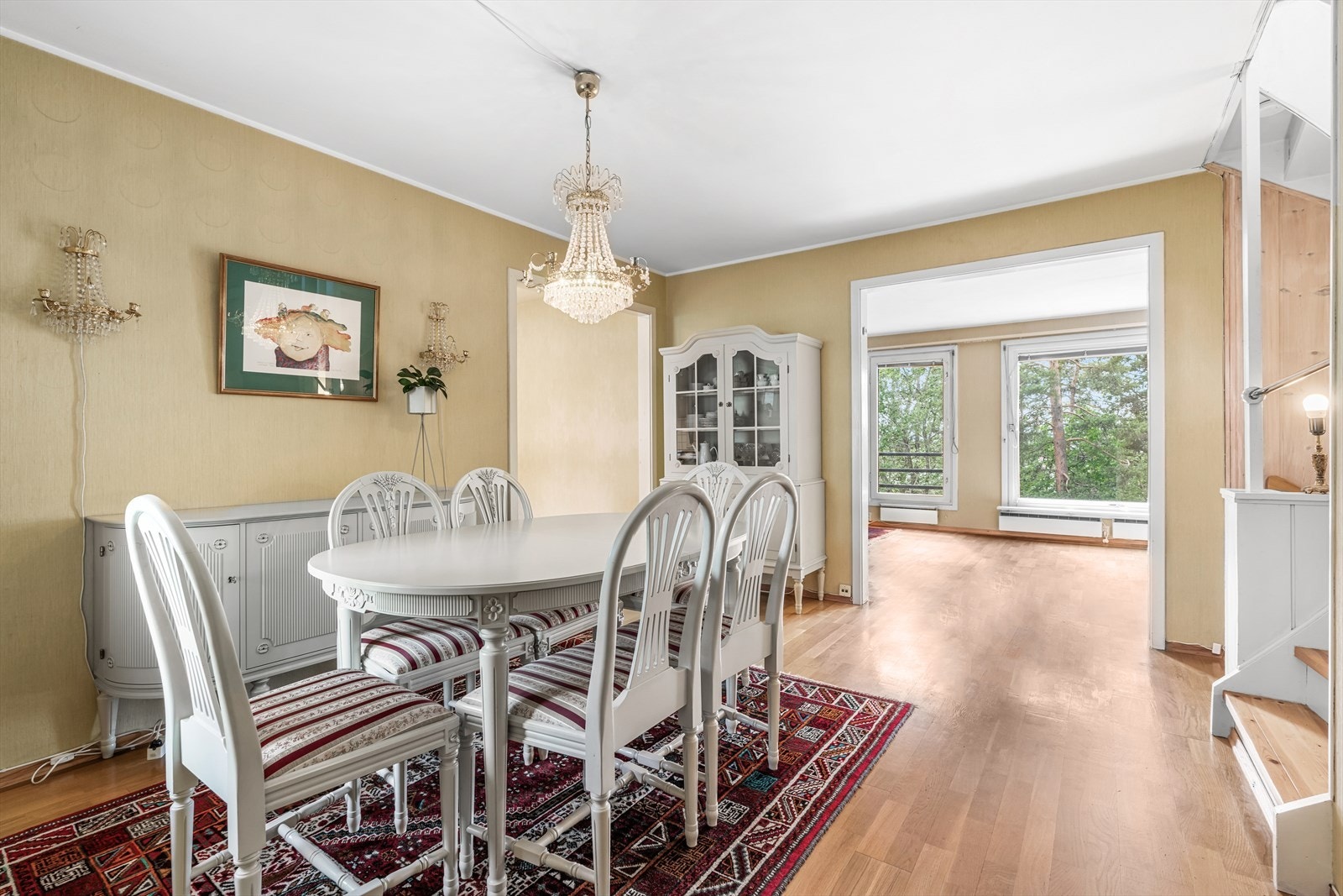 Det er plass til en stor spisestue i sonen mellom stuen og kjøkkenet. Galleribilde