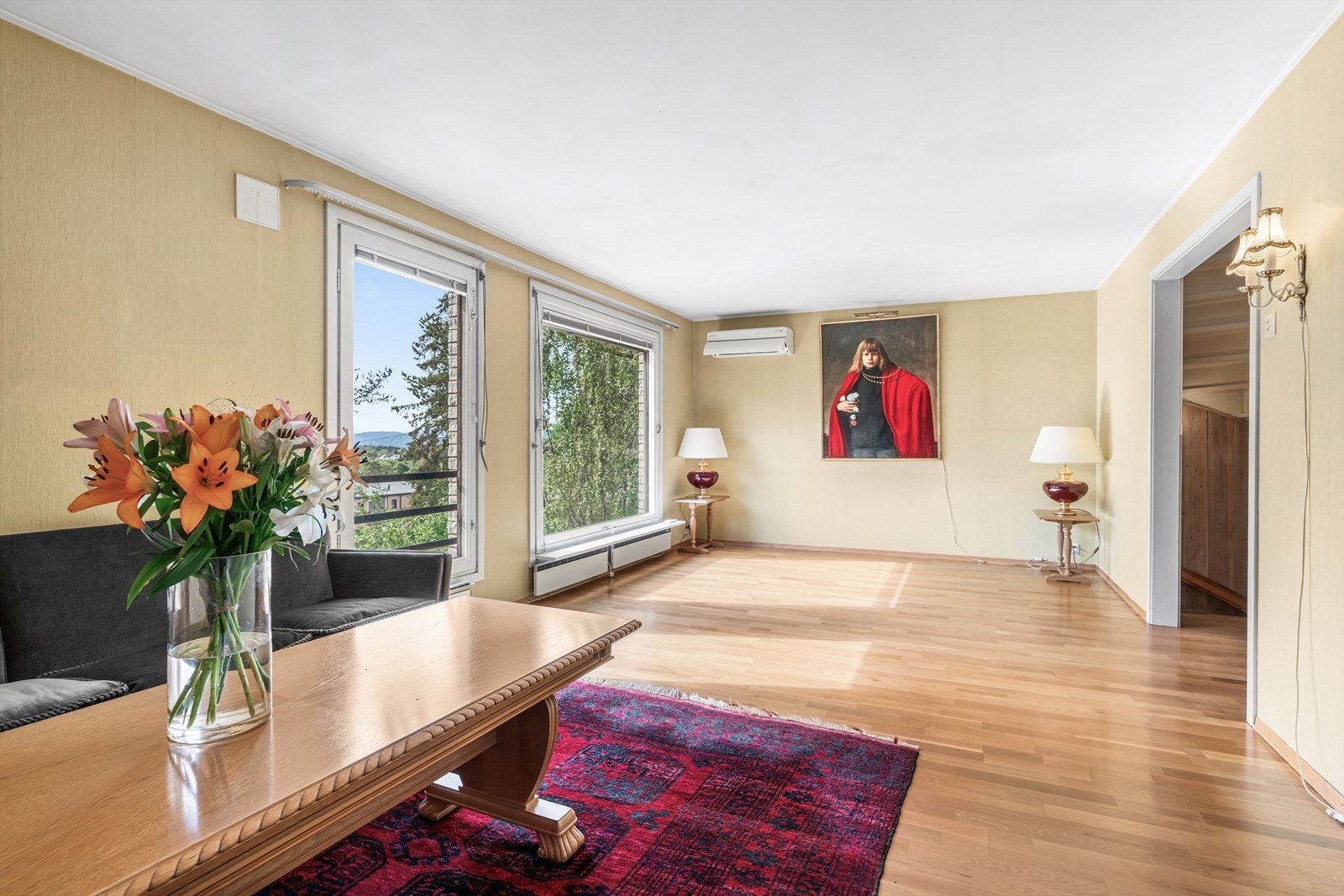 De store vinduene gir rommet rikelig med naturlig dagslys og byr på et frodig utsyn. Galleribilde