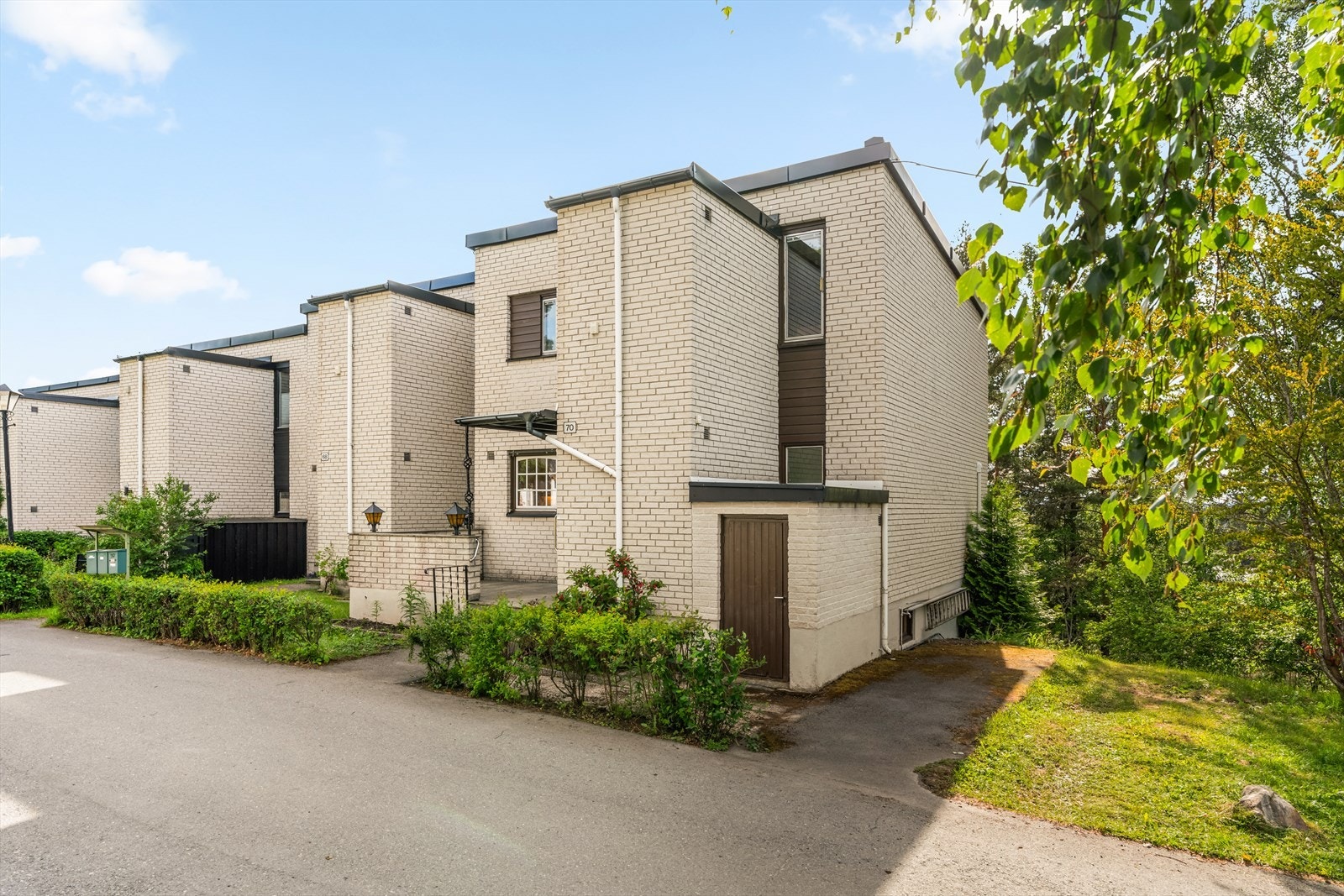 Eiendommen gir et godt førsteinntrykk med et pent opparbeidet inngangsparti. Galleribilde