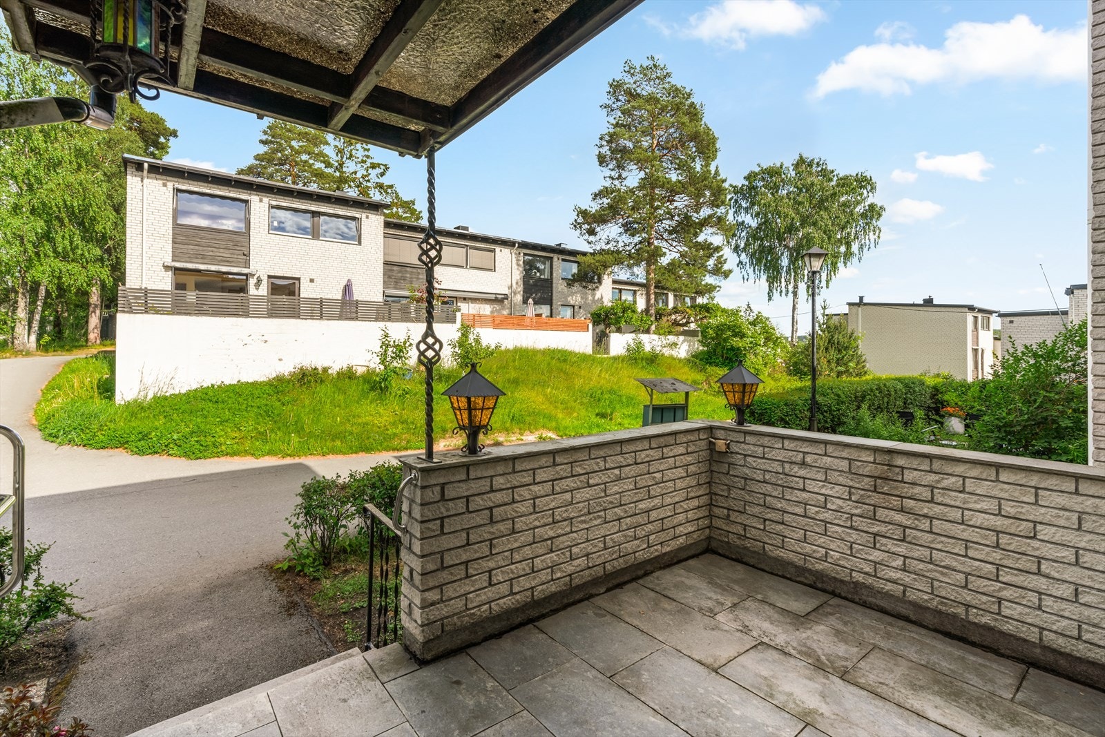 Inngangspartiet er delvis overbygget og har en hyggelig uteplass - perfekt for morgenkaffen. Galleribilde