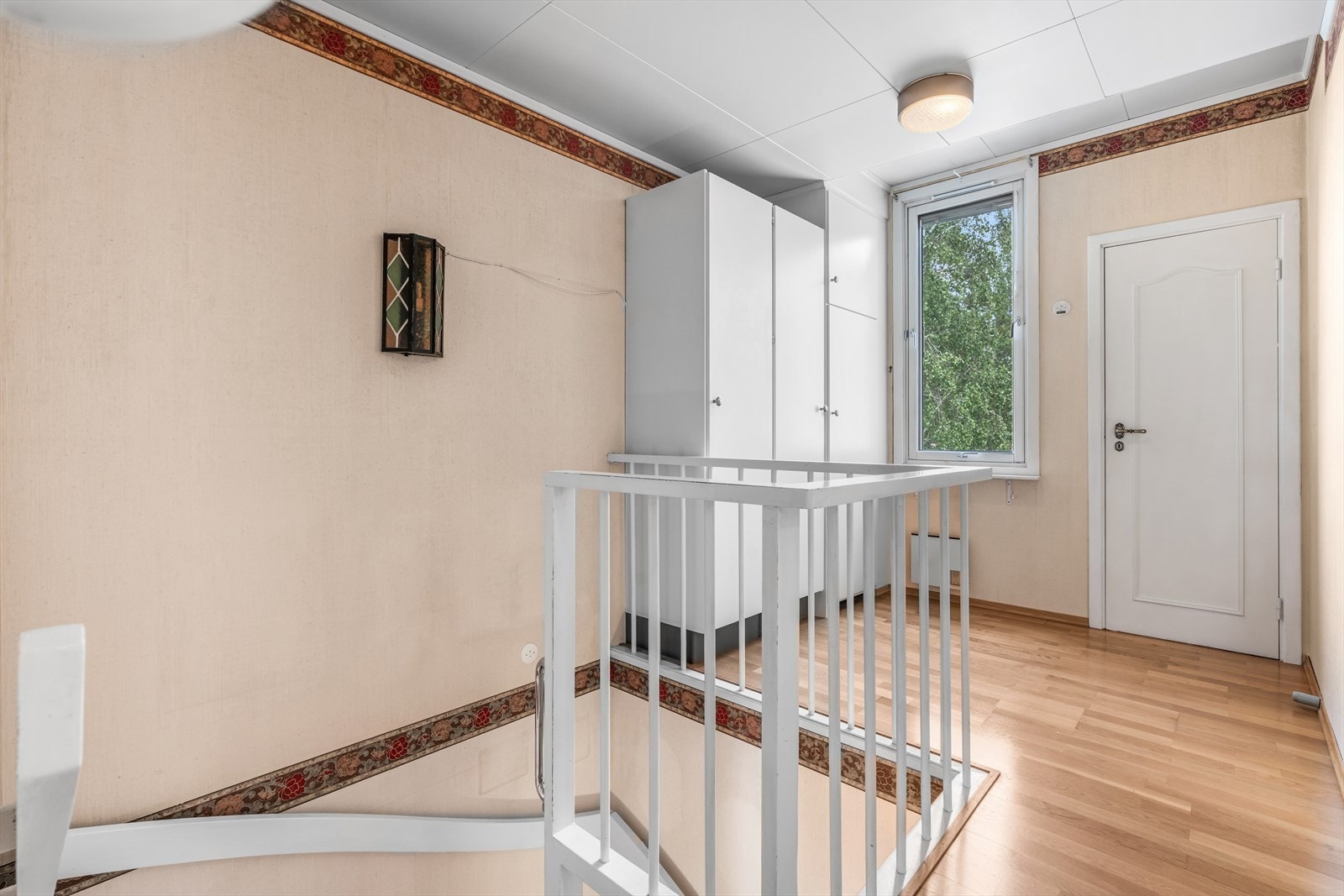 Trapperom i andre etasje med skap. Galleribilde