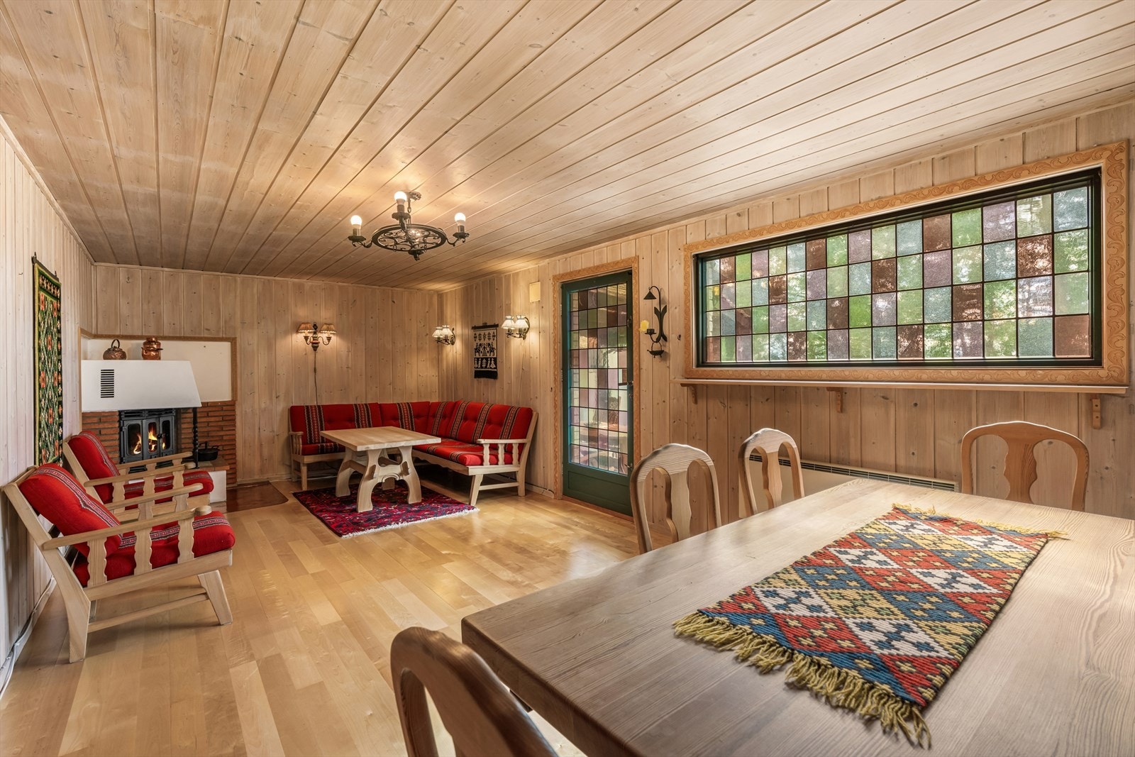 I tillegg til hovedstuen inneholder boligen en kjellerstue som gir ekstra spillerom og privatliv for familien. Galleribilde