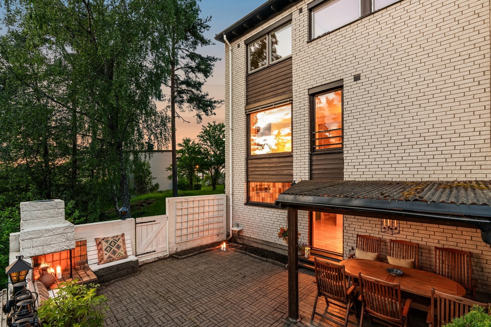 Uteplassen er skjermet med gode solforhold og er en flott forlengelse av boligen i sommerhalvåret. Galleribilde