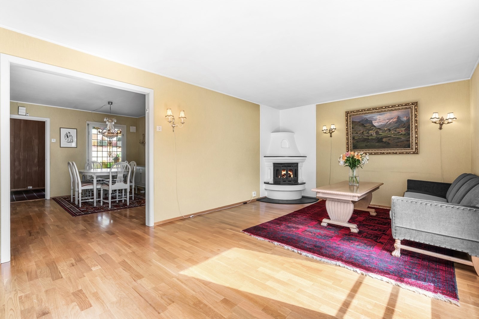 Utformingen sørger for enkel plassering av en større spisegruppe i tilknytning kjøkkenet, og en stor og herlig sofakrok i stuen. Galleribilde