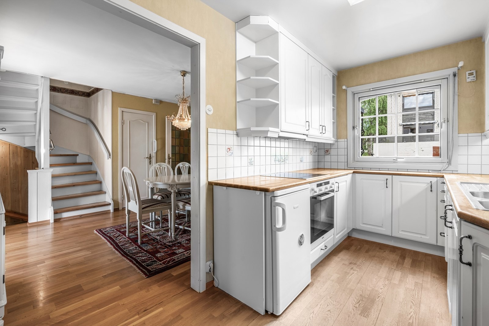 Det separate kjøkkenet er av eldre, ukjent dato. Galleribilde