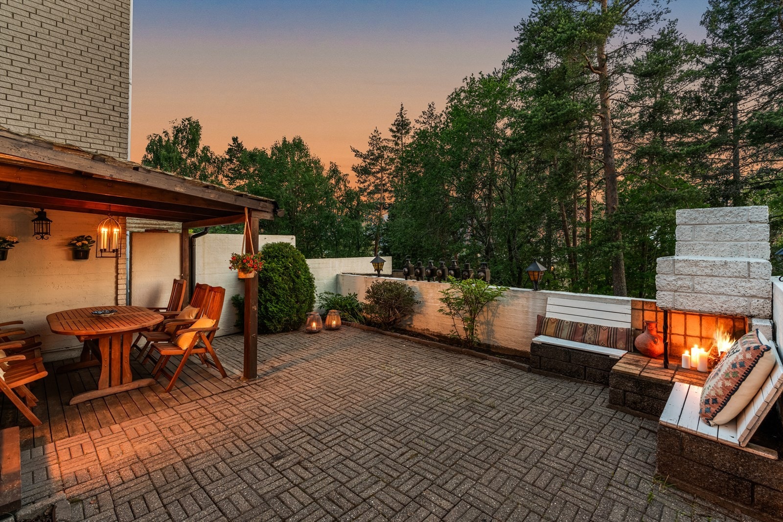 Denne boligen har en solrik og skjermet uteplass med terrasse. Galleribilde