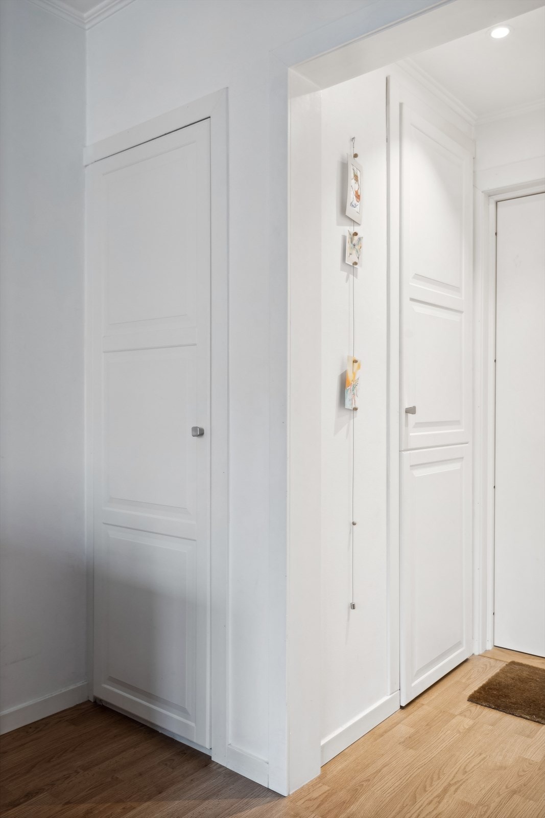 Flere oppbevaringsmuligheter i skap Galleribilde