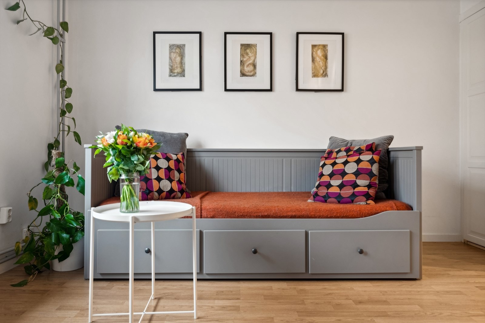 I dag er stuen møblert med en dagseng som har ekstra lagringsplass og kan trekkes ut til en dobbeltseng - medfølger boligen Galleribilde