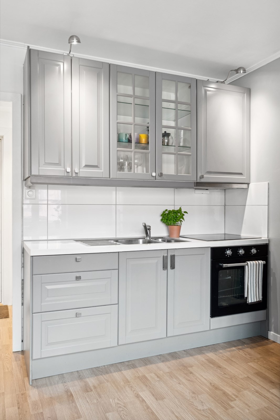 Det er integrerte hvitevarer som koketopp, stekeovn, samt. frittstående kjøl-/fryseskap Galleribilde