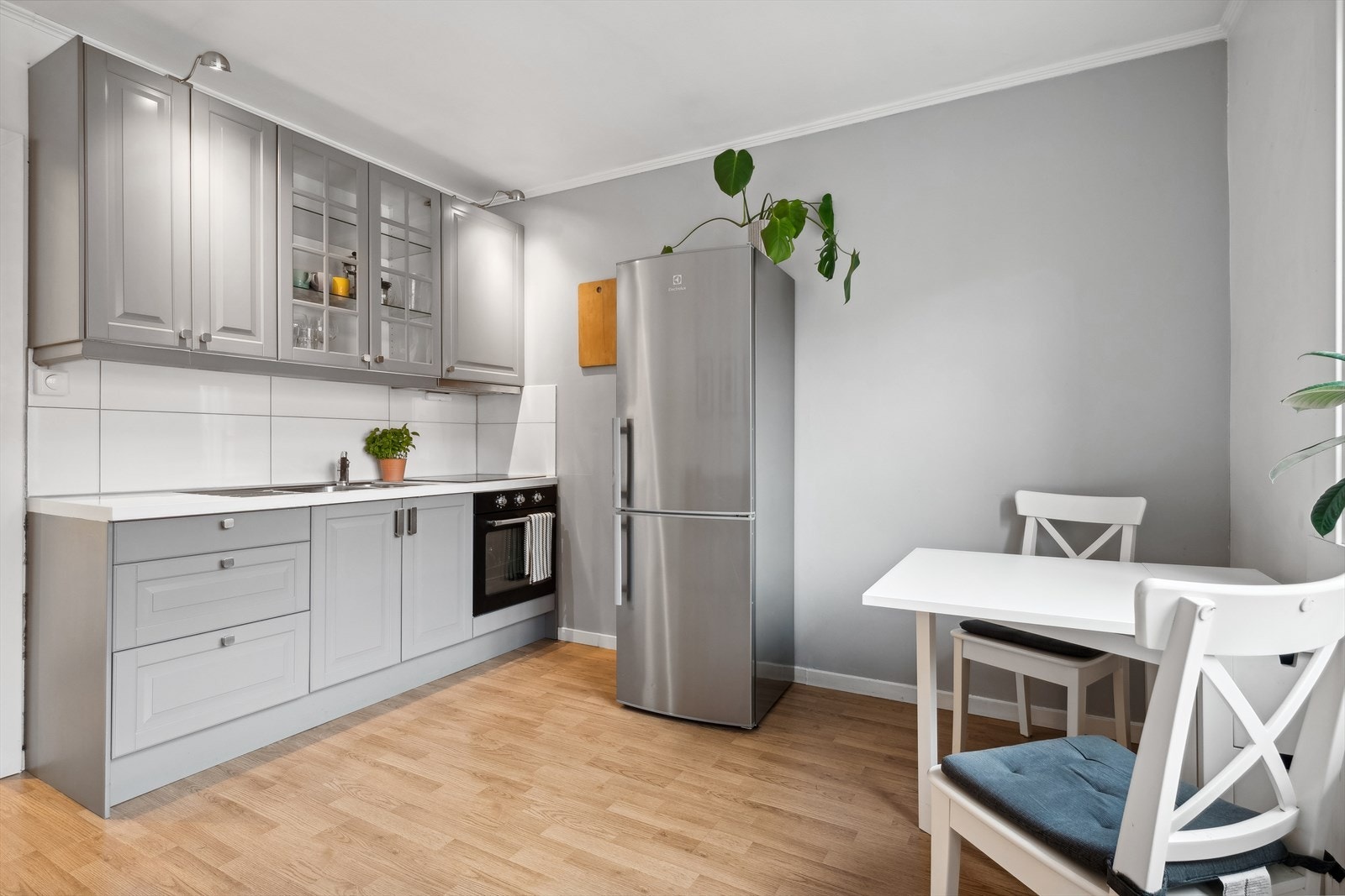 Ved siden av kjøkkenet er det hyggelig plass til et lite spisebord Galleribilde