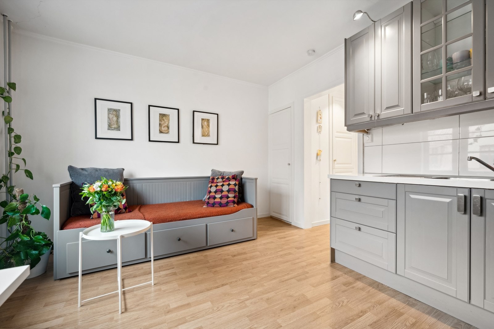 Leiligheten har laminatgulv og malte overflater Galleribilde