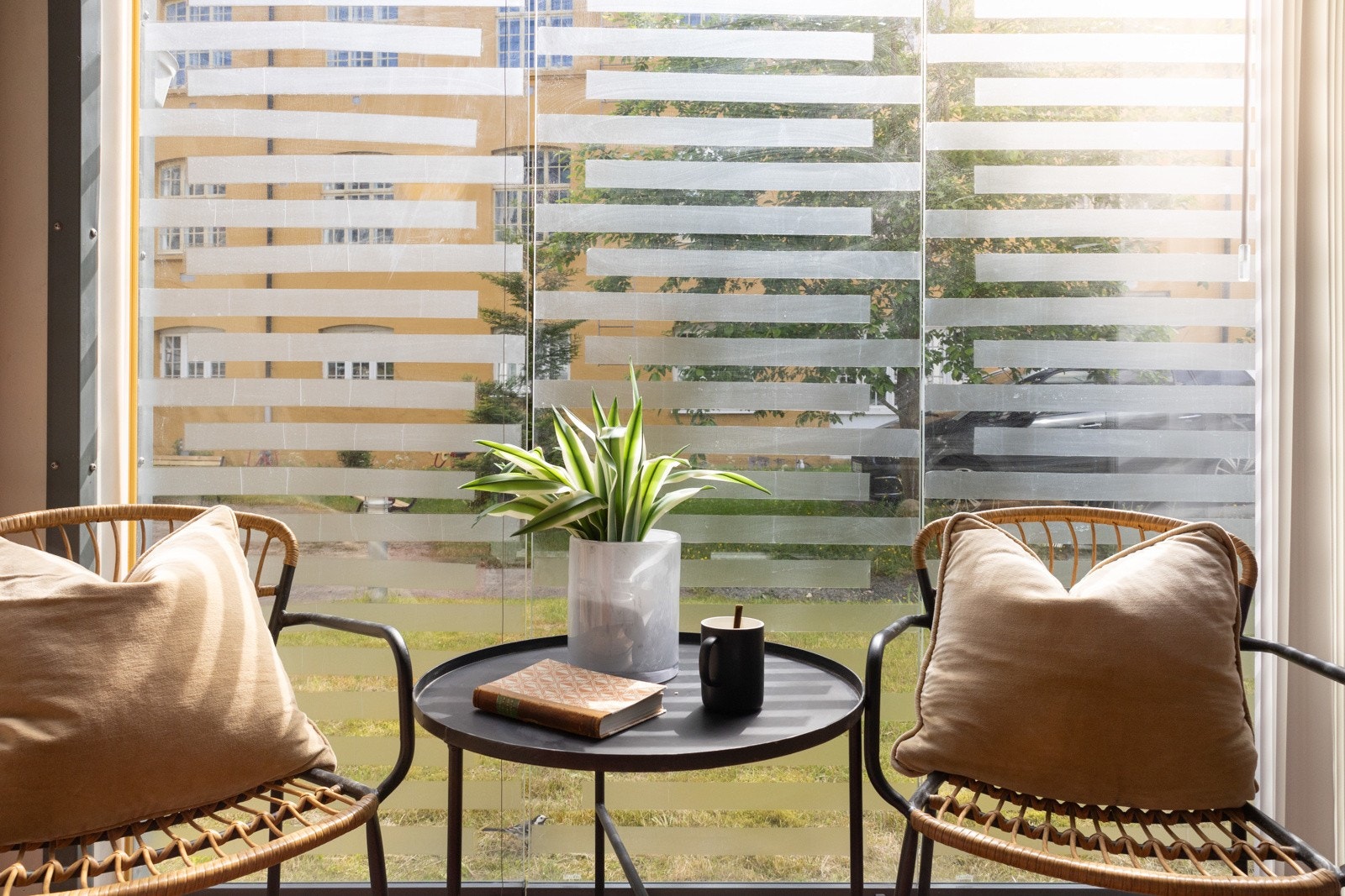 Boligen har egen innglasset balkong på 10 kvm med nye terrassebord av typen MøreRoyal fra 2017. Galleribilde
