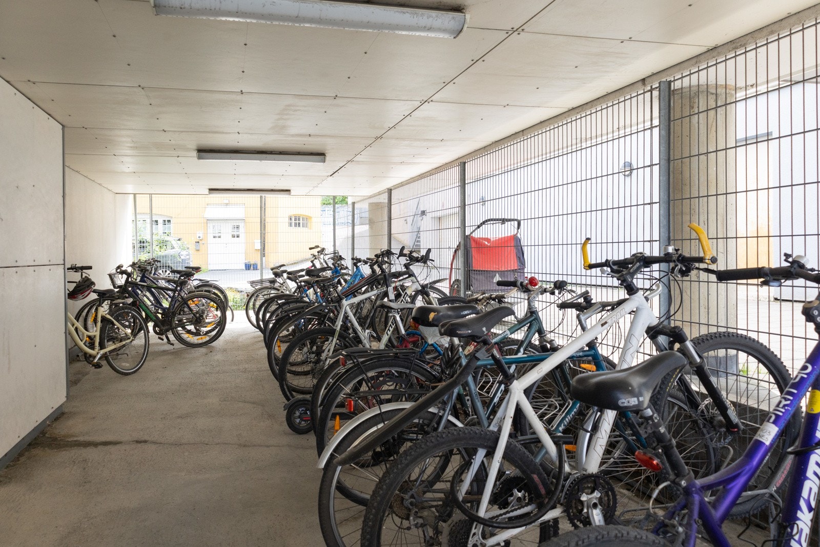 Felles innelåst sykkelparkering for andelseierne. Galleribilde
