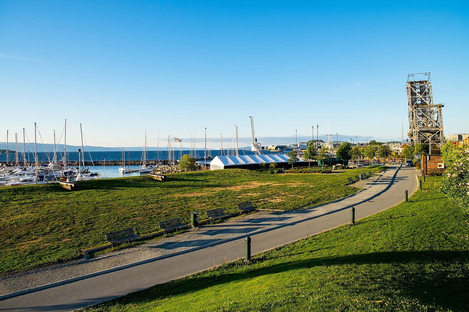 Skansen og Skansenparken er også kun et steinkast unna med fine gressletter like ved sjøen. Galleribilde