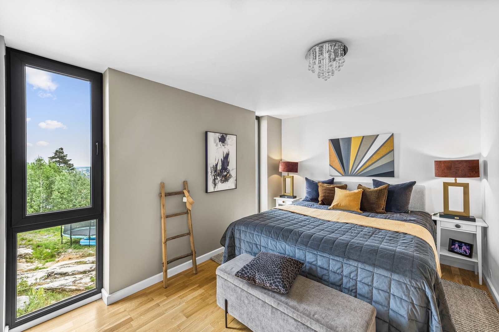 Boligen har en egen masteravdeling med stort soverom - adkomst til Walk - in closet Galleribilde